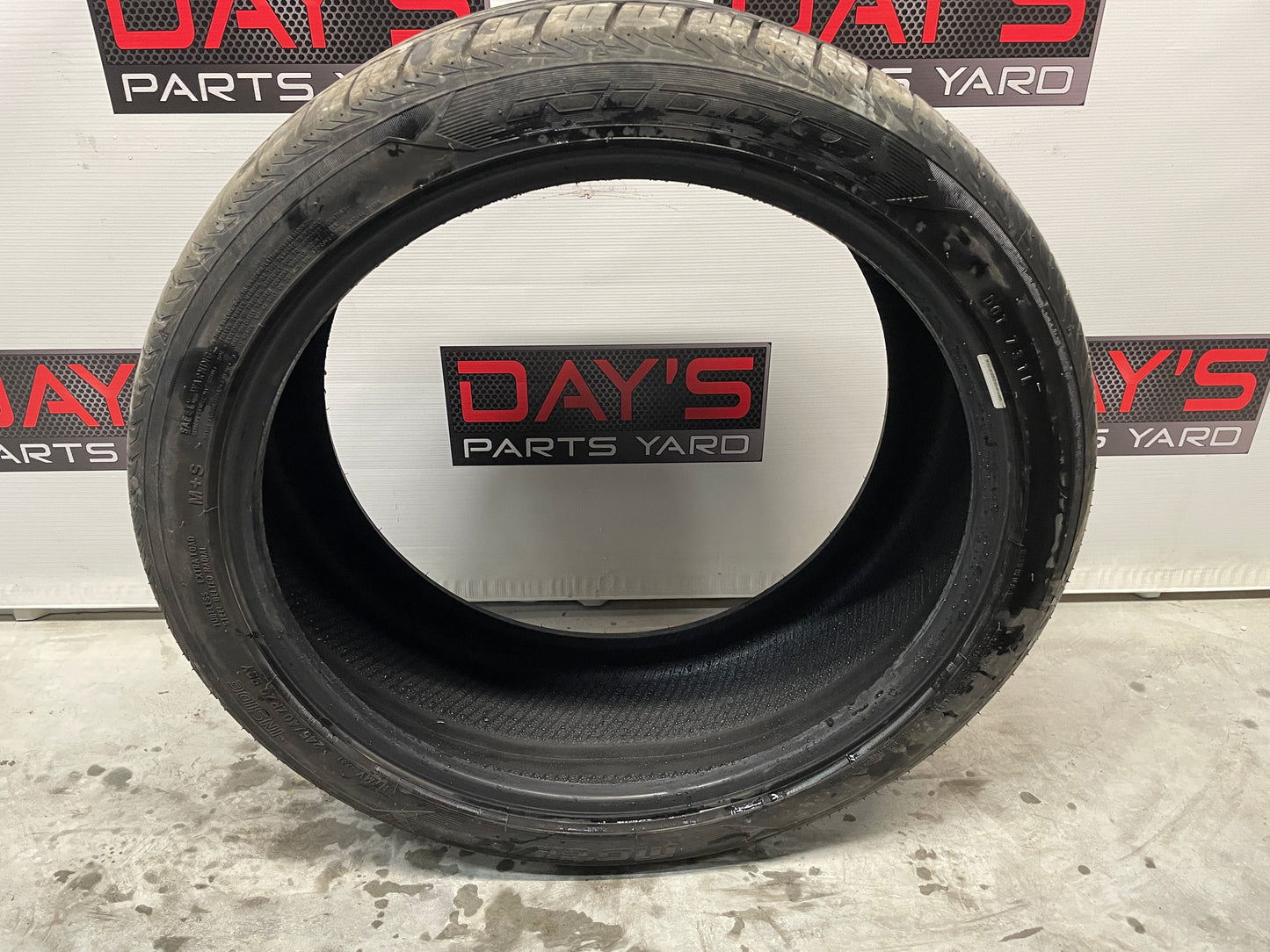 Nitto Motivo 245/40ZR20 Tire