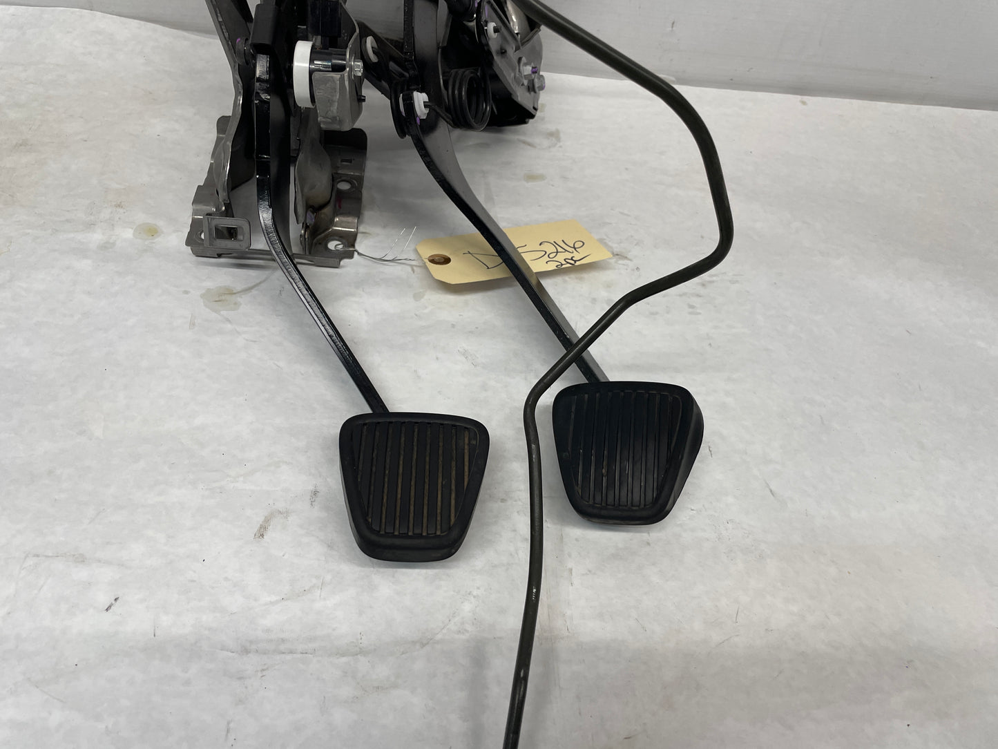 2015 Chevy Camaro SS Manual Transmission Pedal Set Brake & Clutch Assembly OEM - Day's Parts Yard