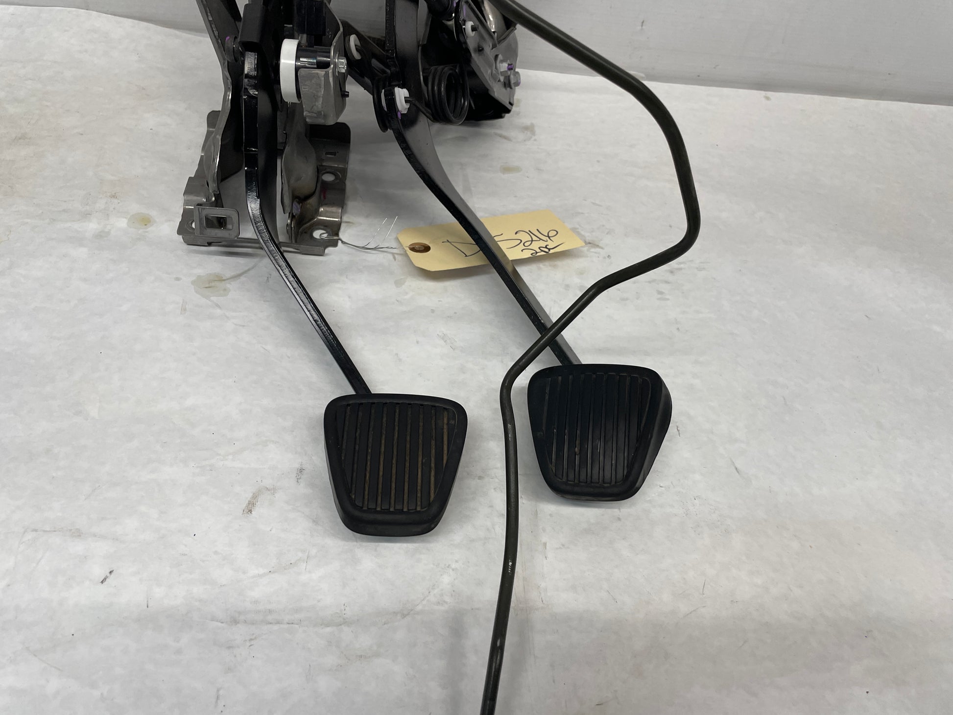 2015 Chevy Camaro SS Manual Transmission Pedal Set Brake & Clutch Assembly OEM - Day's Parts Yard