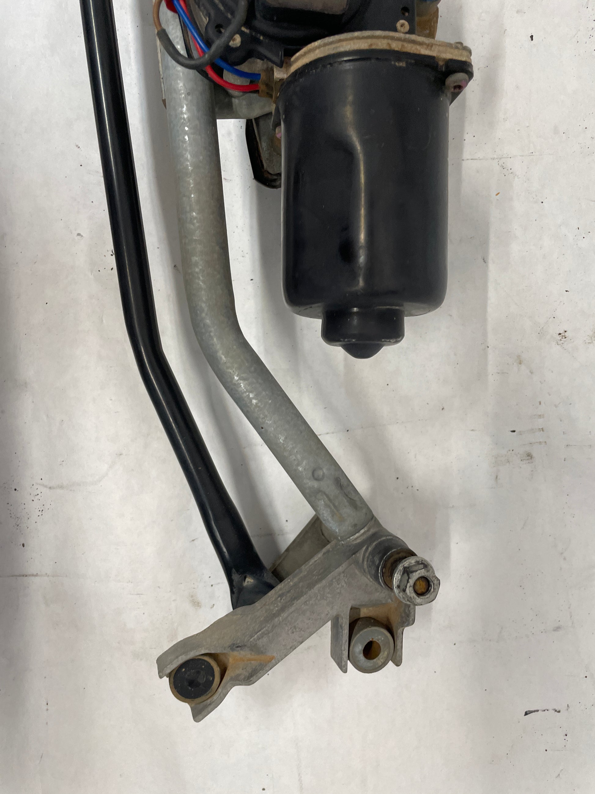 2006 Pontiac GTO Wiper Motor Transmission Assembly Linkage OEM - Day's Parts Yard