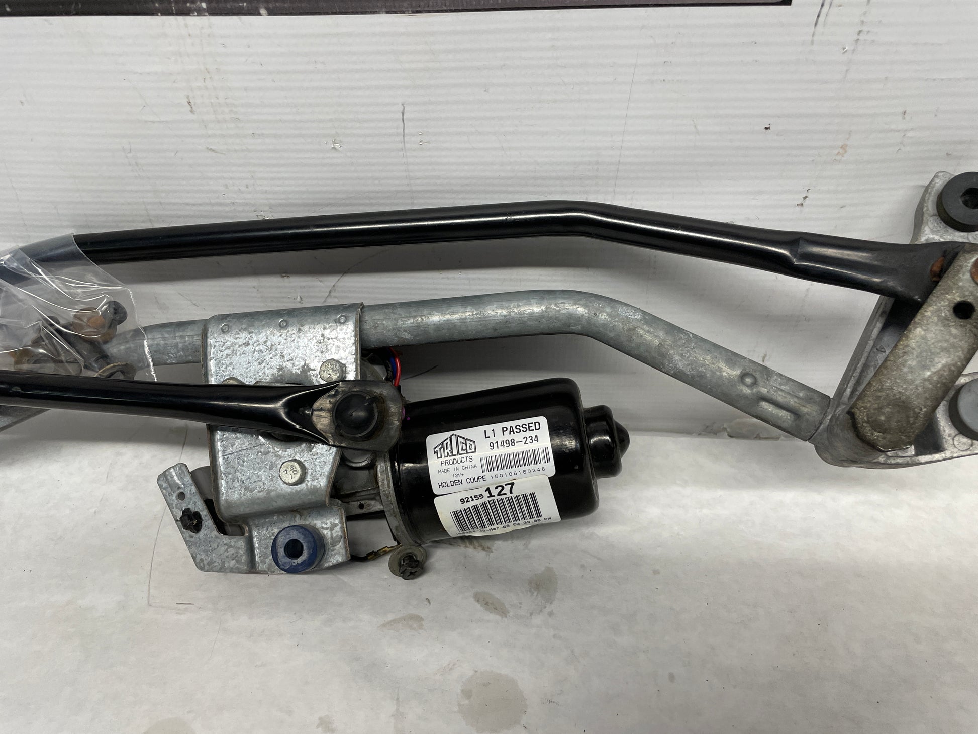 2006 Pontiac GTO Wiper Motor Transmission Linkage Assembly OEM - Day's Parts Yard