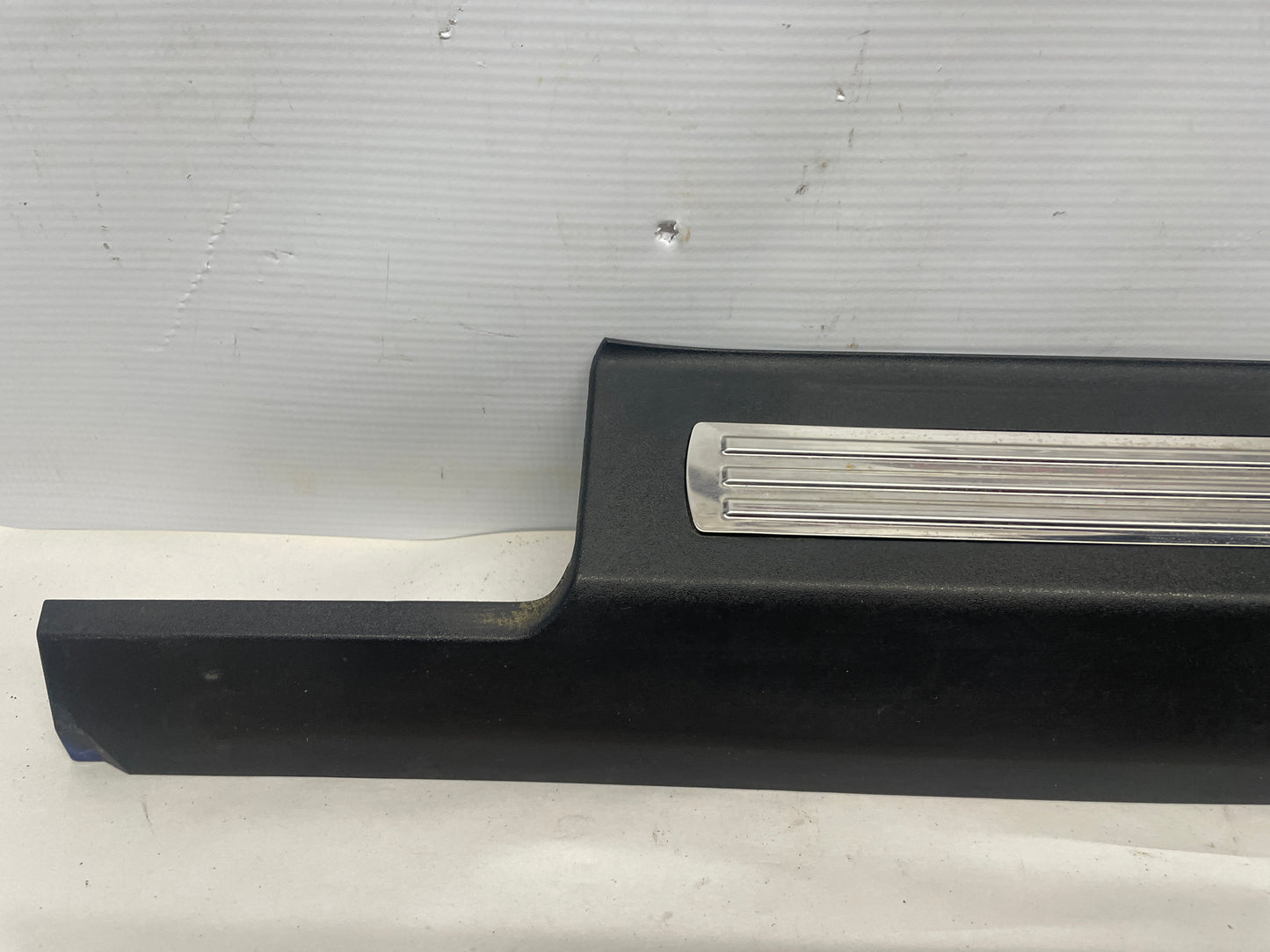 2009 Pontiac G8 GT LH Driver Front Door Sill Kick Plate Scuff Plate OEM - Day's Parts Yard