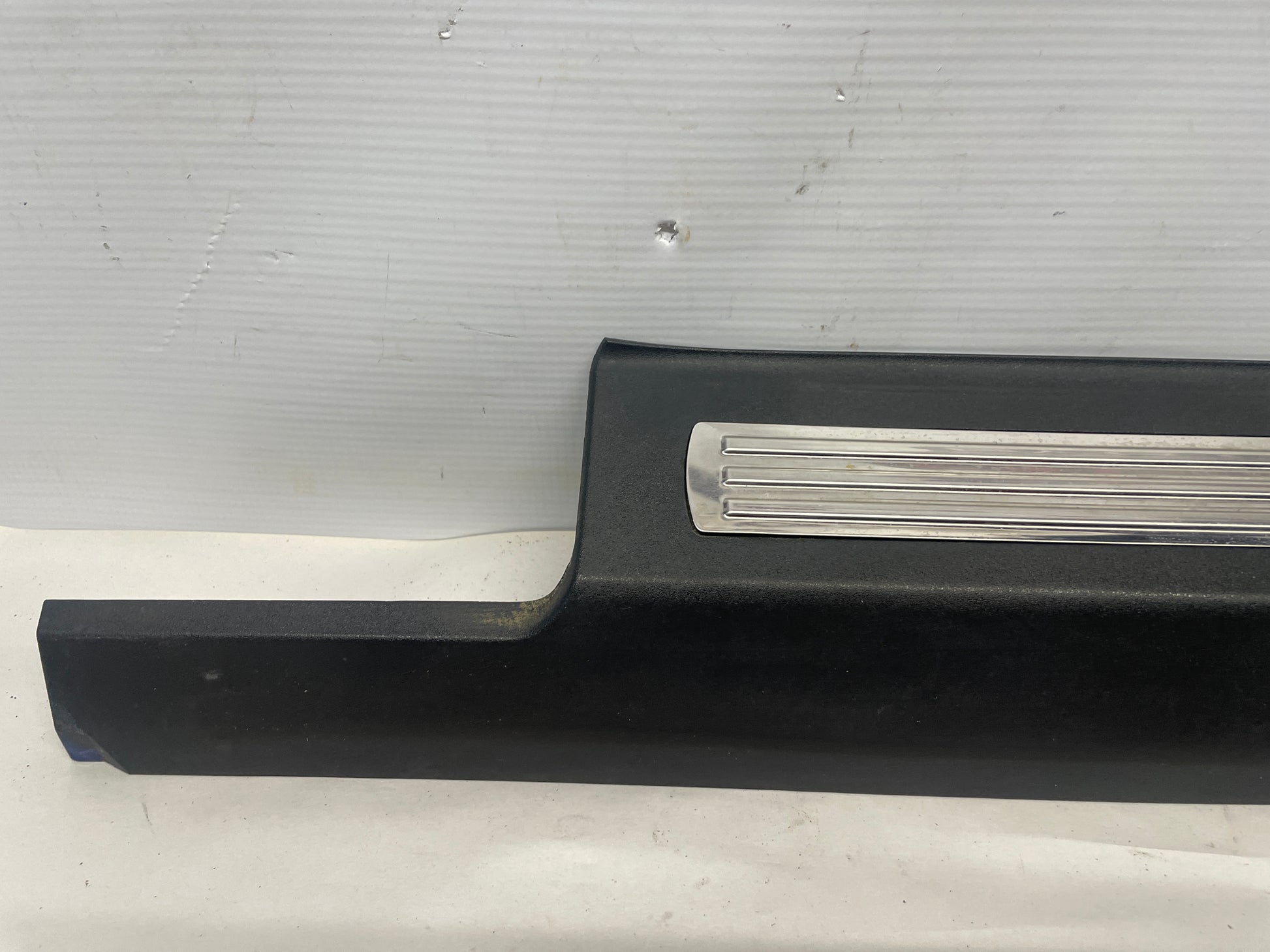 2009 Pontiac G8 GT LH Driver Front Door Sill Kick Plate Scuff Plate OEM - Day's Parts Yard