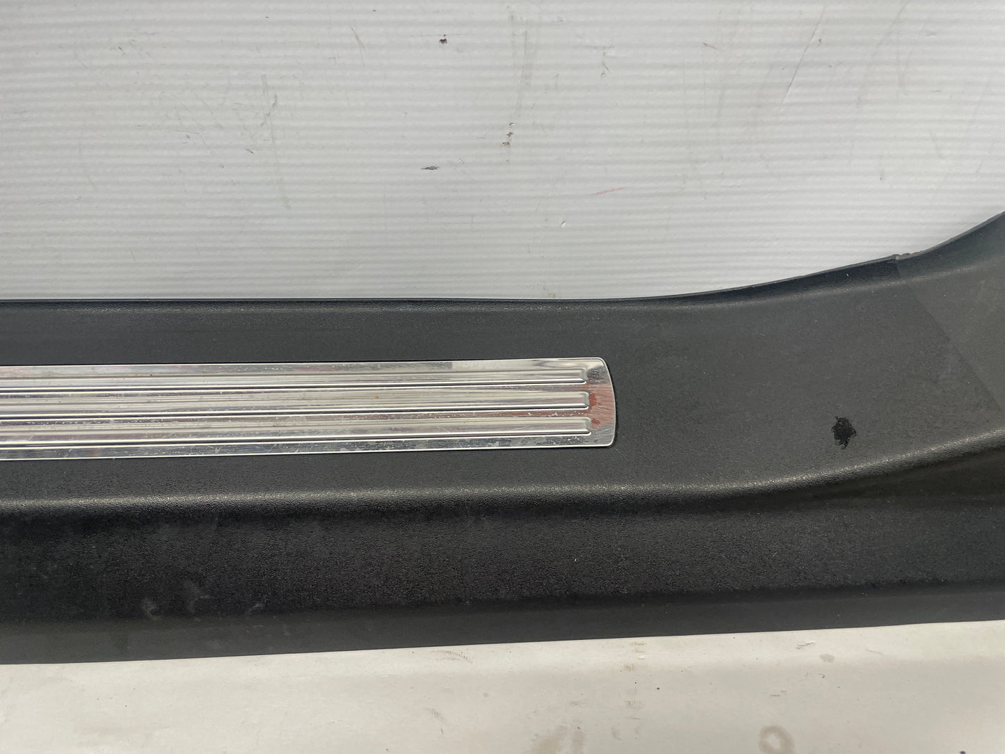 2009 Pontiac G8 GT LH Driver Front Door Sill Kick Plate Scuff Plate OEM - Day's Parts Yard