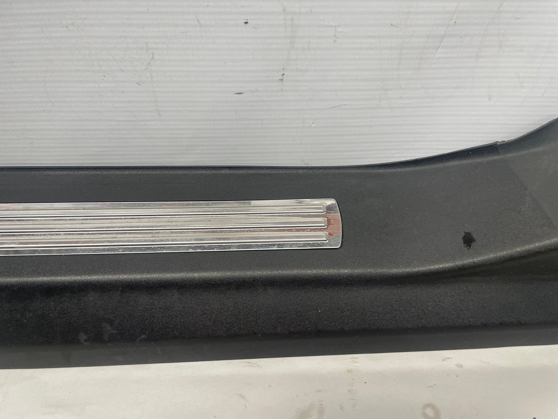 2009 Pontiac G8 GT LH Driver Front Door Sill Kick Plate Scuff Plate OEM - Day's Parts Yard