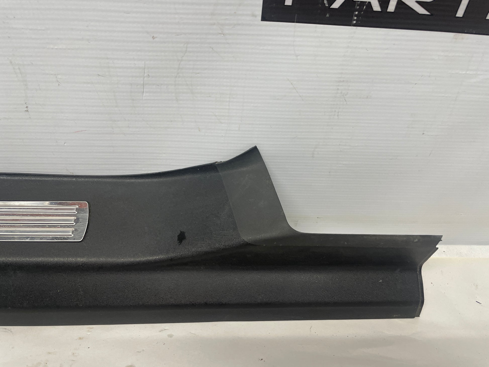 2009 Pontiac G8 GT LH Driver Front Door Sill Kick Plate Scuff Plate OEM - Day's Parts Yard