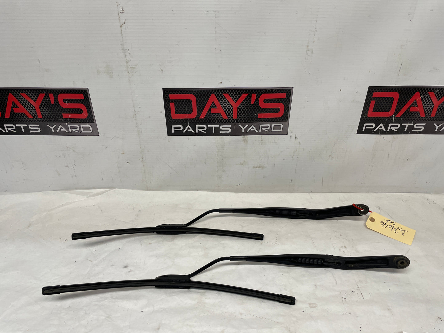 2006 Pontiac GTO RH & LH Windshield Wiper Arms OEM - Day's Parts Yard