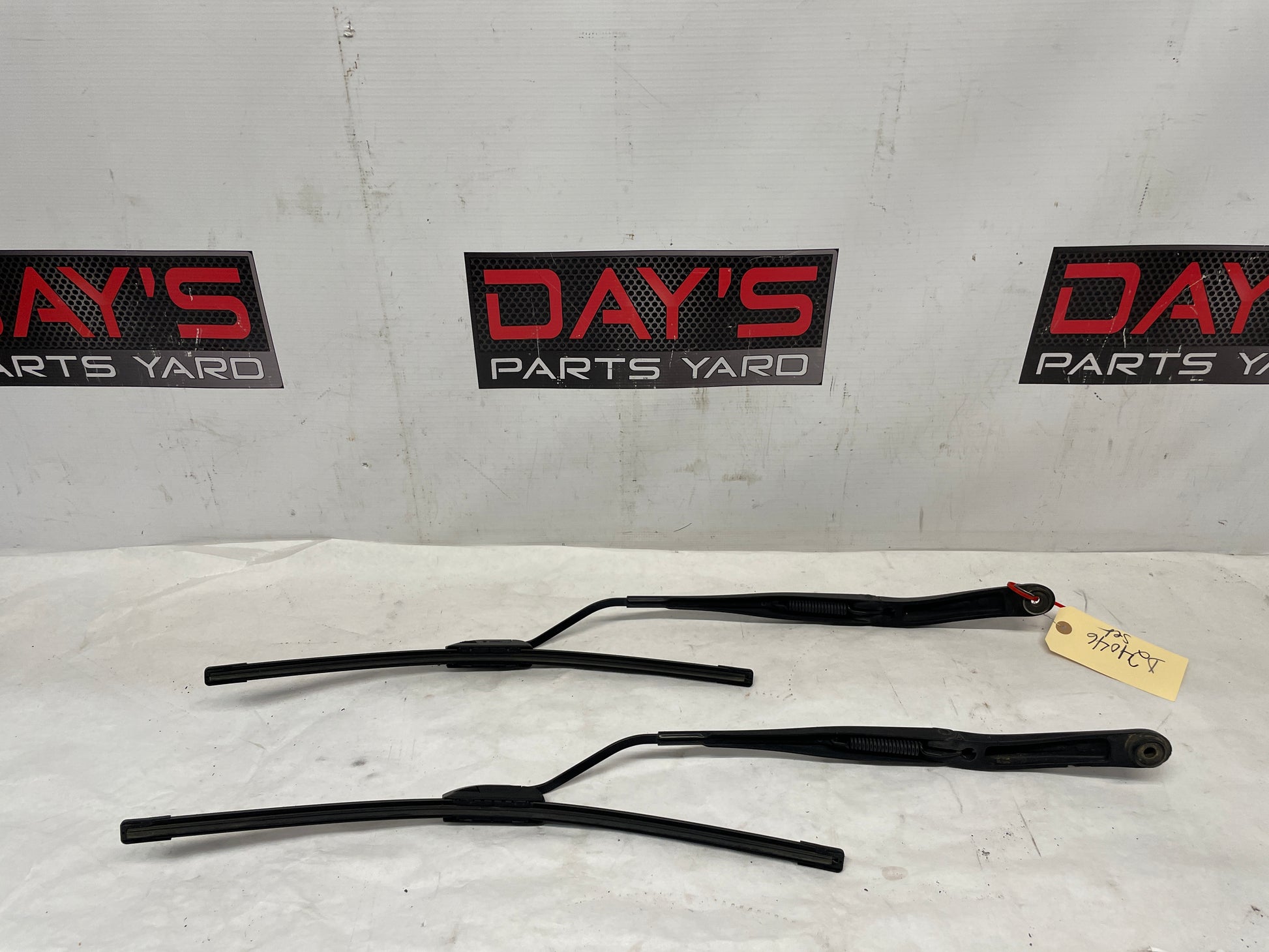 2006 Pontiac GTO RH & LH Windshield Wiper Arms OEM - Day's Parts Yard