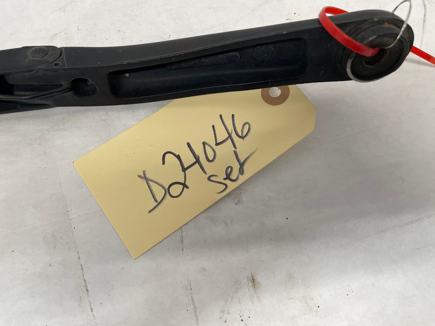 2006 Pontiac GTO RH & LH Windshield Wiper Arms OEM - Day's Parts Yard