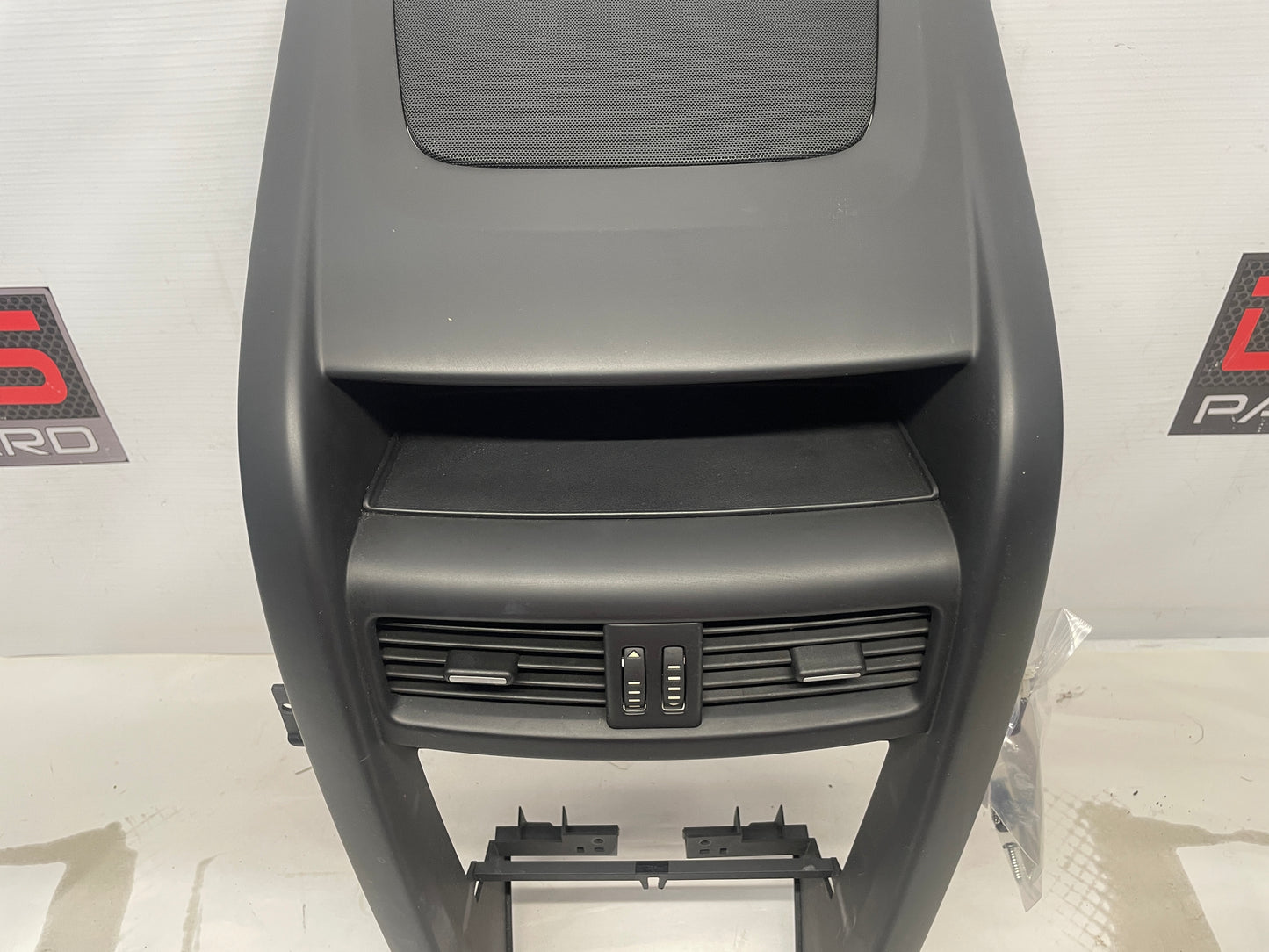 2009 Pontiac G8 Center Dash Radio Bezel Speaker Grill OEM - Day's Parts Yard