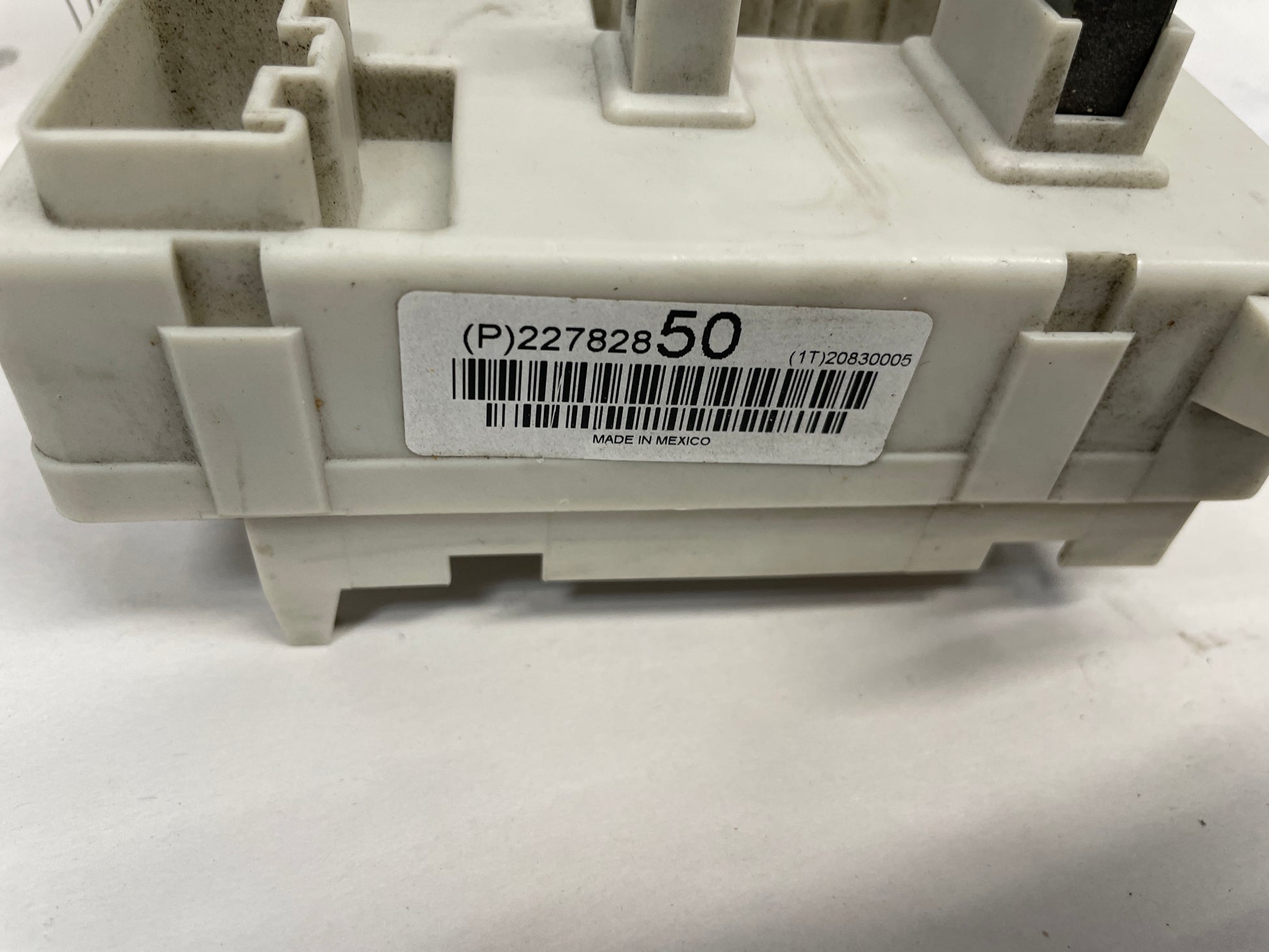 2014 Cadillac CTS-V Coupe Rear Interior Fuse Relay Box OEM - Day's Parts Yard