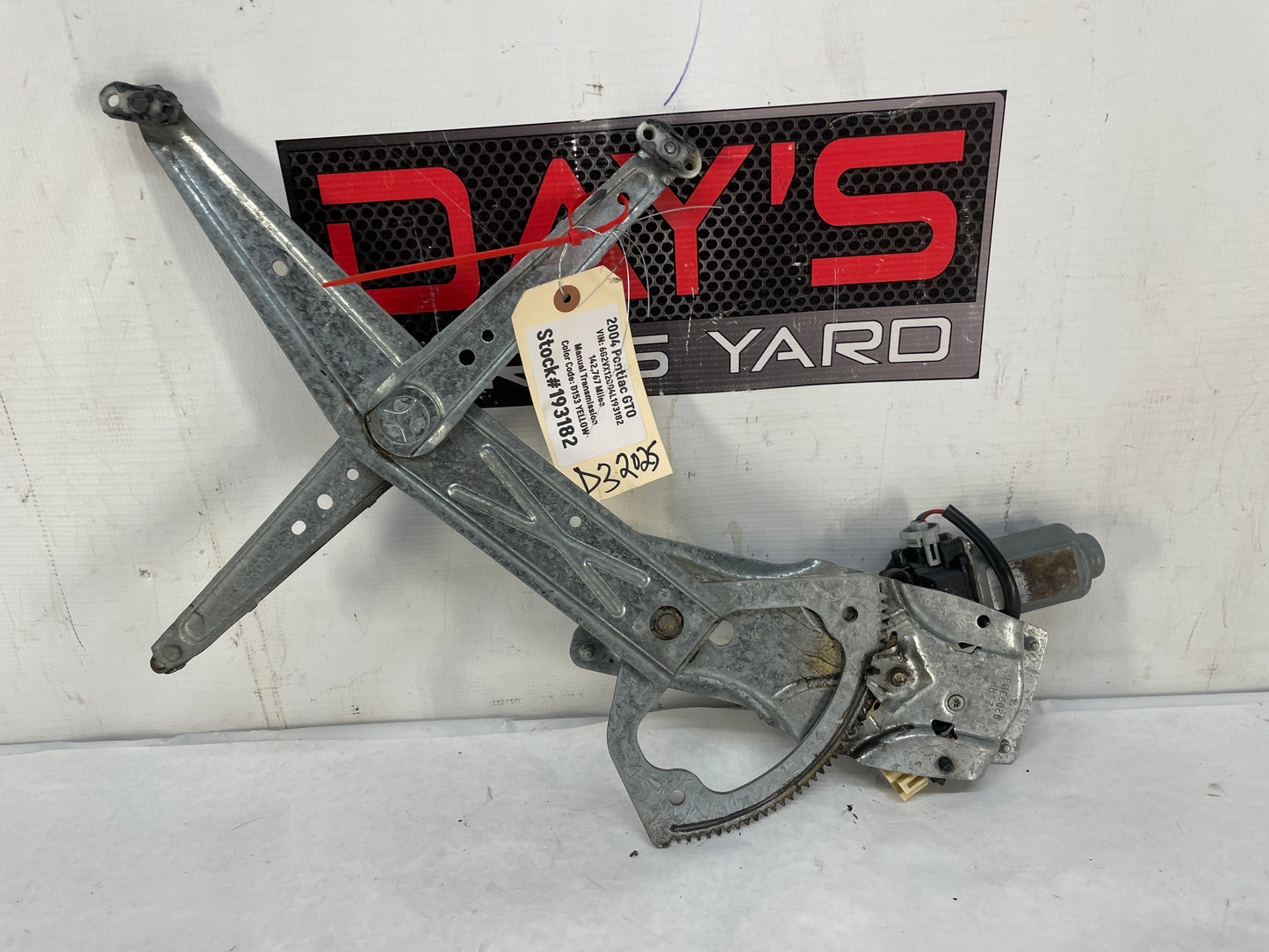 2004 Pontiac GTO RH Passenger Front Window Regulator w/ Motor OEM - Day's Parts Yard