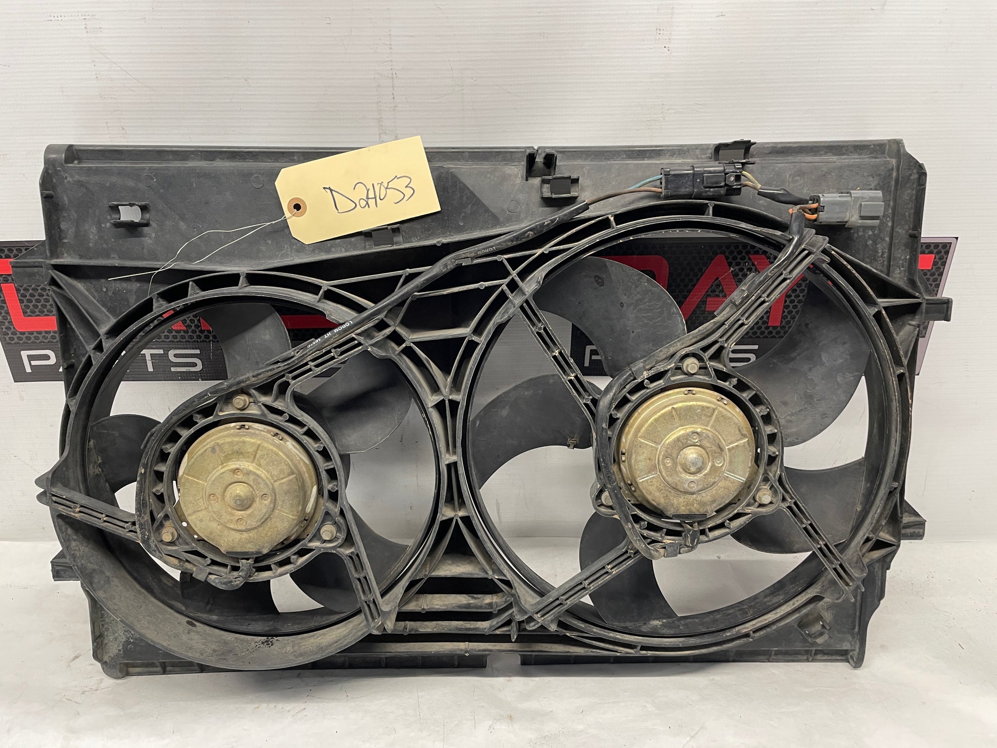 2006 Pontiac GTO Dual Radiator Electric Cooling Fans Shroud Assembly OEM - Day's Parts Yard