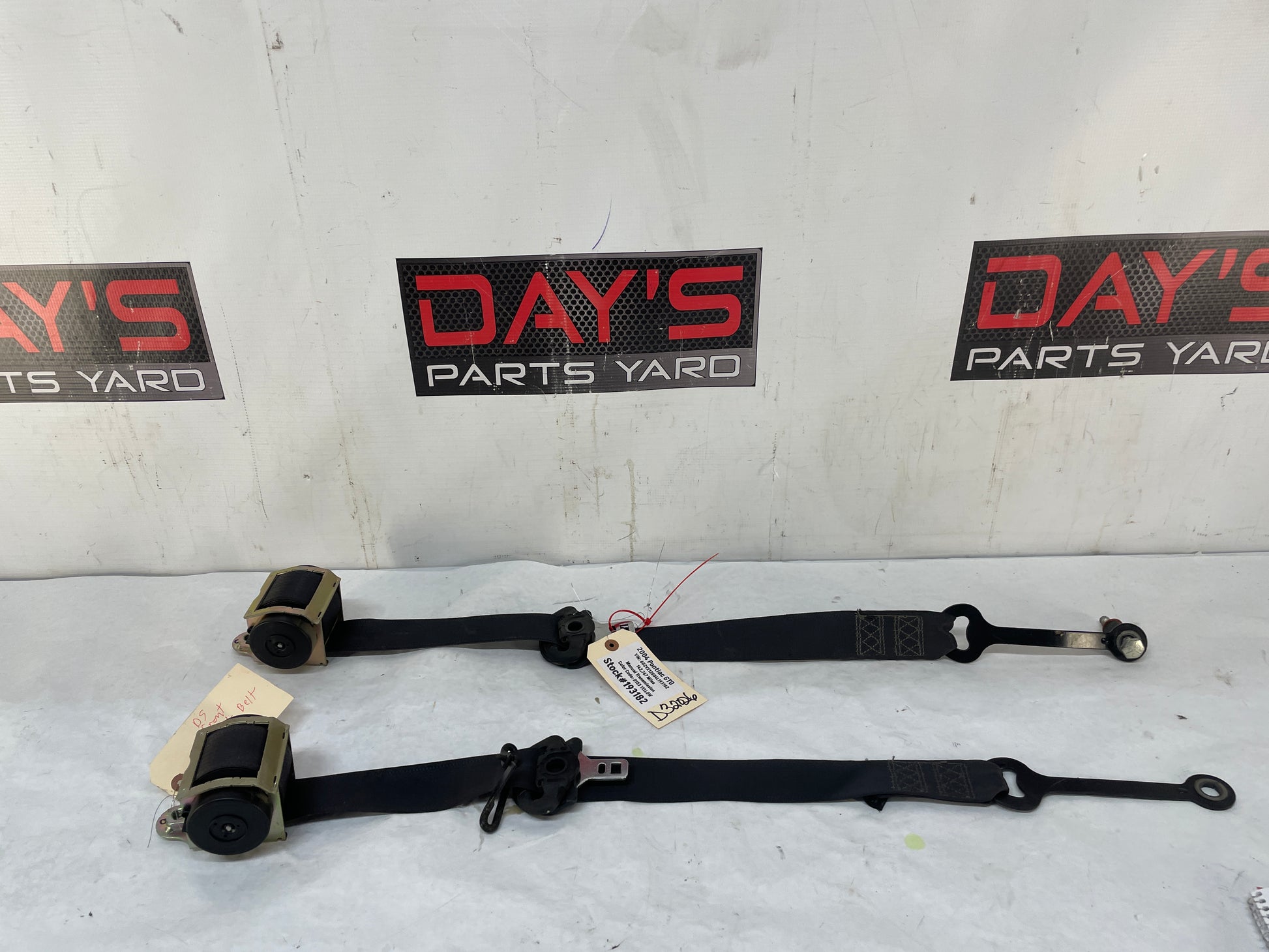 2004 Pontiac GTO RH & LH Front Seatbelt Retractors Set OEM - Day's Parts Yard