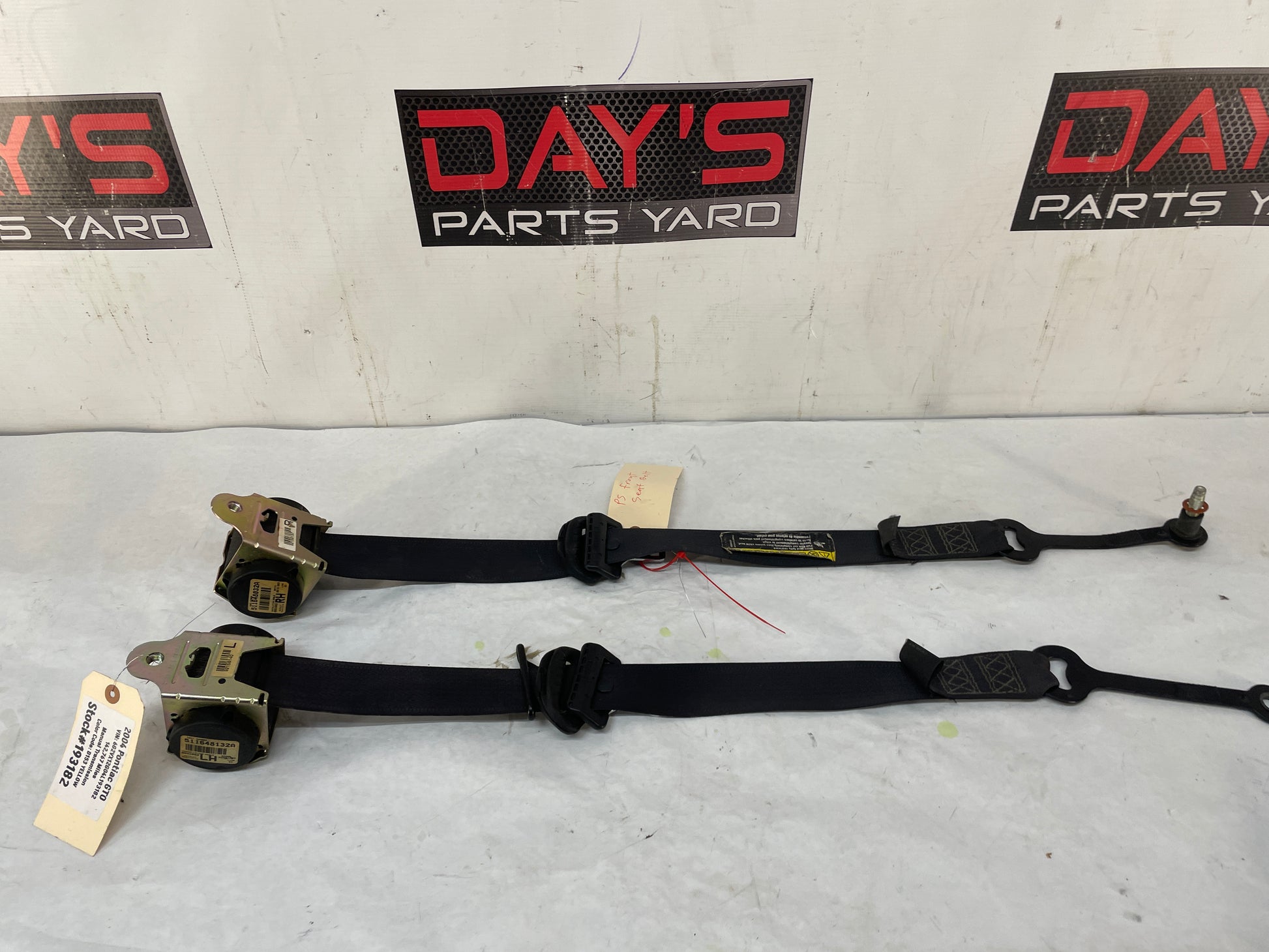 2004 Pontiac GTO RH & LH Front Seatbelt Retractors Set OEM - Day's Parts Yard