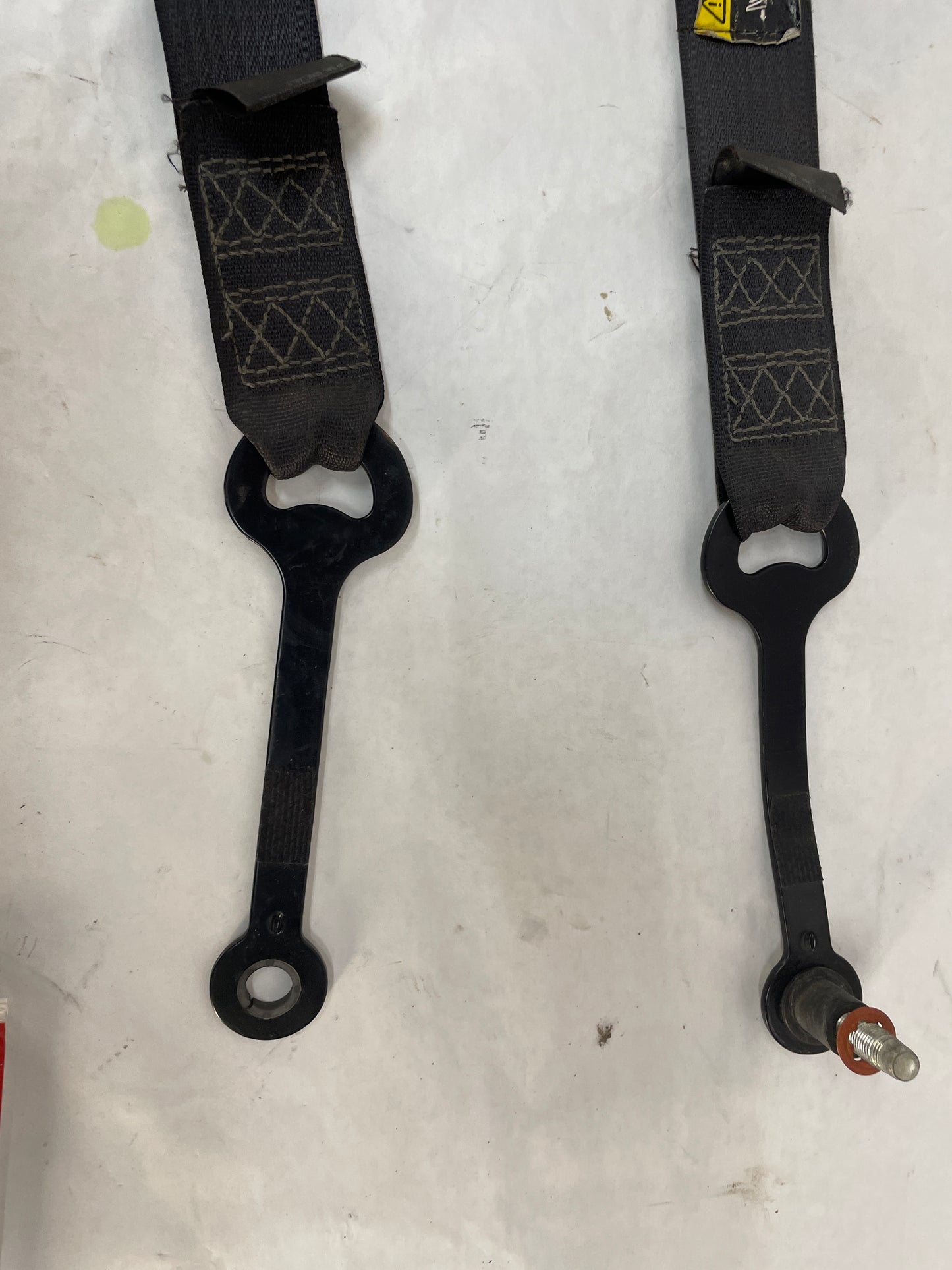 2004 Pontiac GTO RH & LH Front Seatbelt Retractors Set OEM - Day's Parts Yard