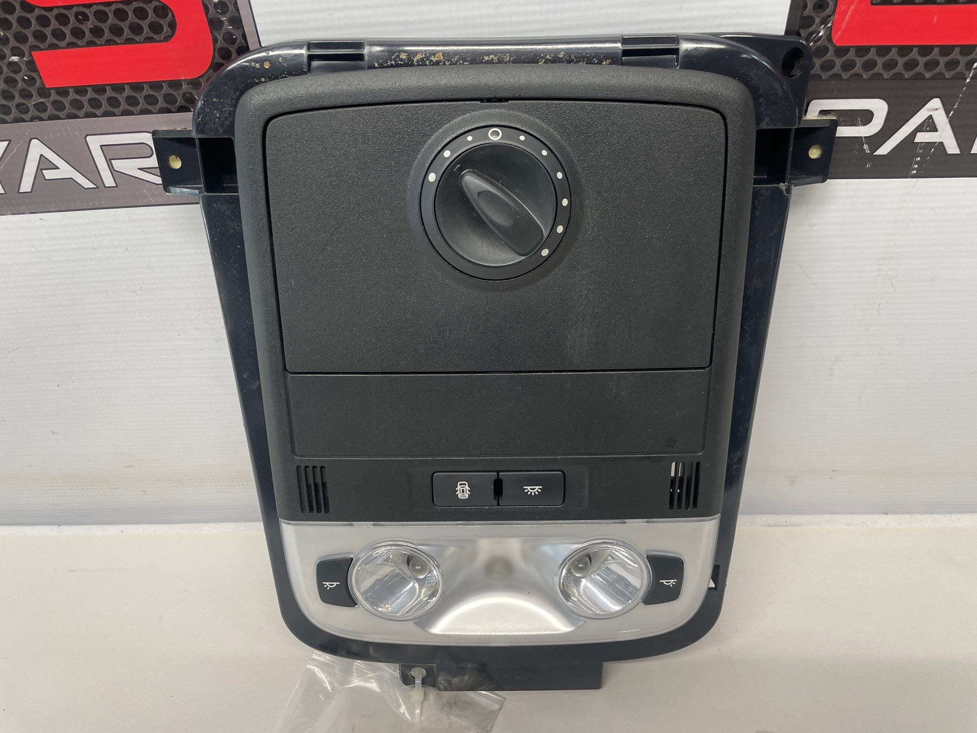 2009 Pontiac G8 GT Over Head Console Dome Light OEM - Day's Parts Yard