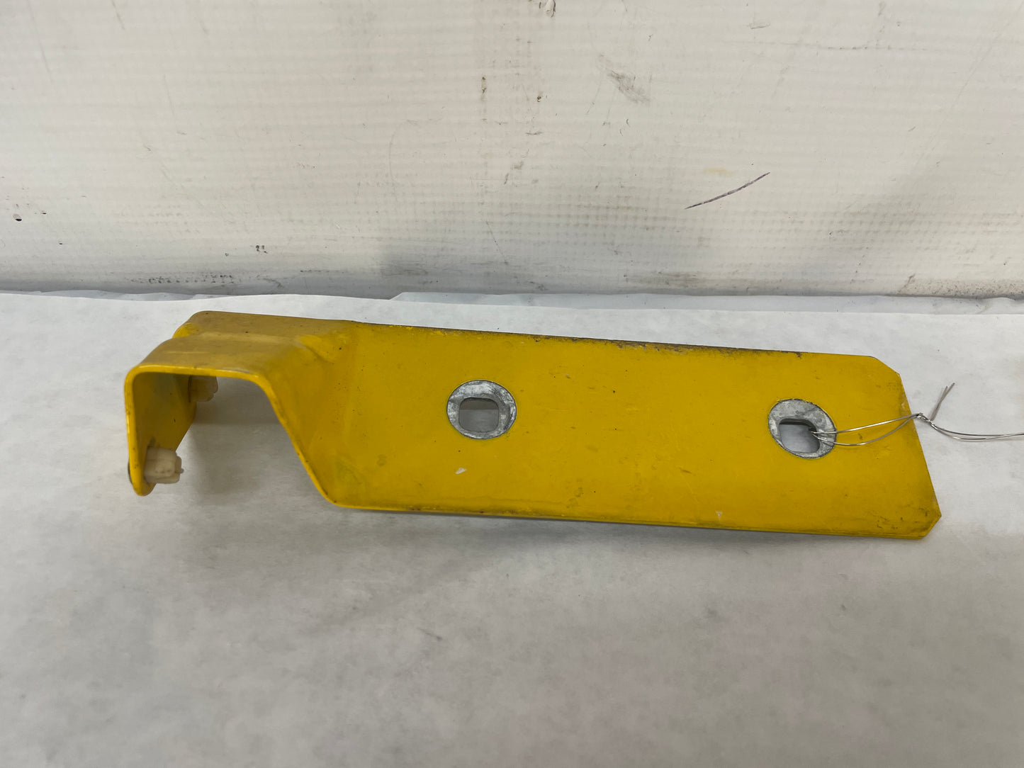 2005 Pontiac GTO LH Driver Fender Side Skirt Rocker Molding Support Bracket OEM