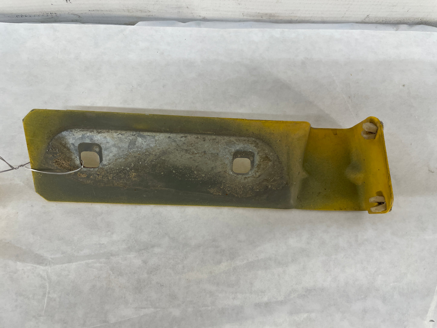 2005 Pontiac GTO RH Passenger Fender Side Skirt Rocker Molding Support Bracket OEM