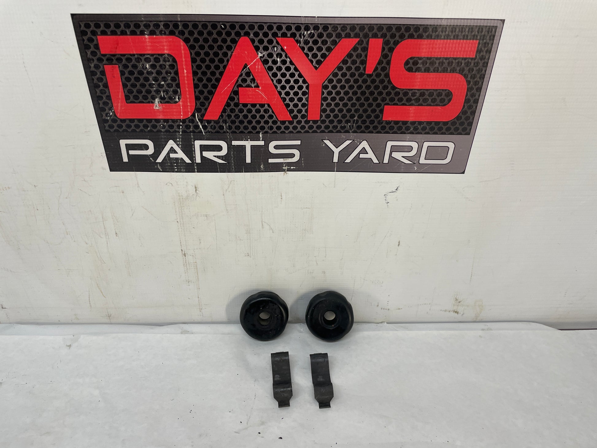 2004 Pontiac GTO Radiator Rubber Bushings Clips Isolators OEM - Day's Parts Yard
