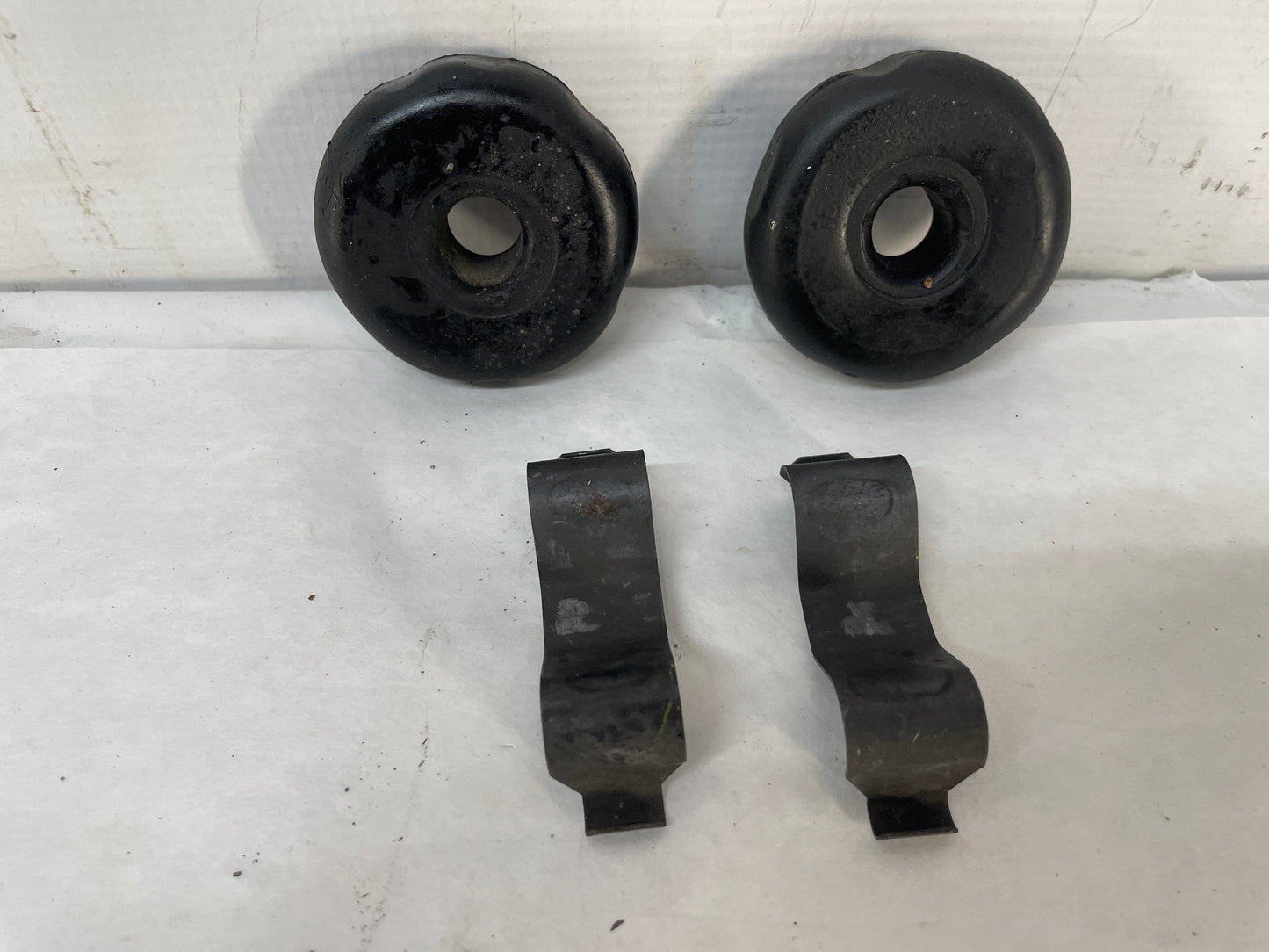 2004 Pontiac GTO Radiator Rubber Bushings Clips Isolators OEM - Day's Parts Yard