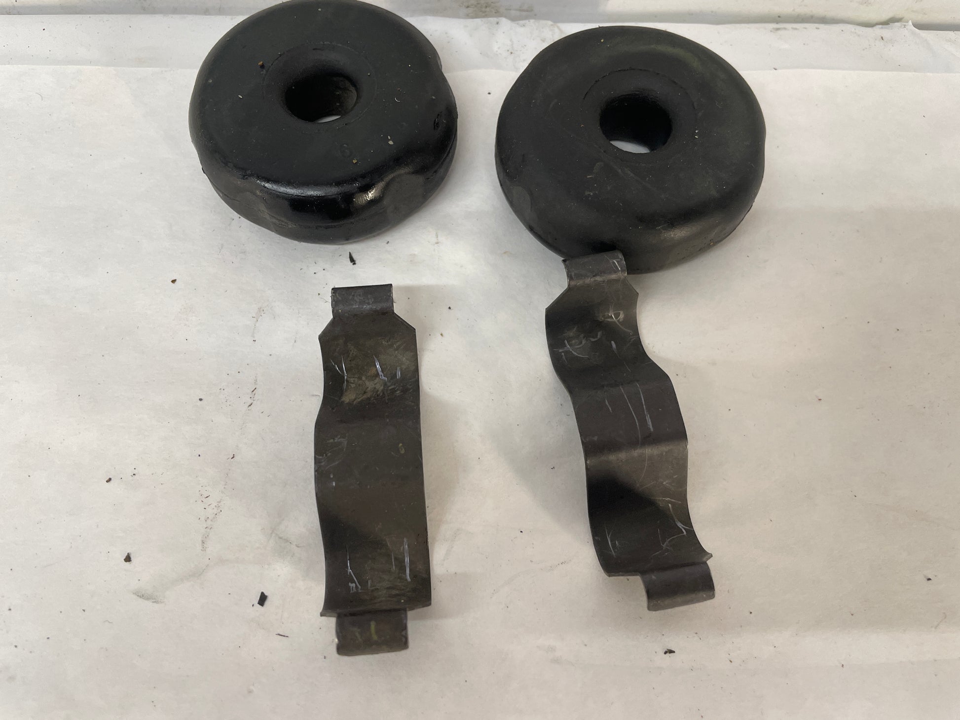 2004 Pontiac GTO Radiator Rubber Bushings Clips Isolators OEM - Day's Parts Yard