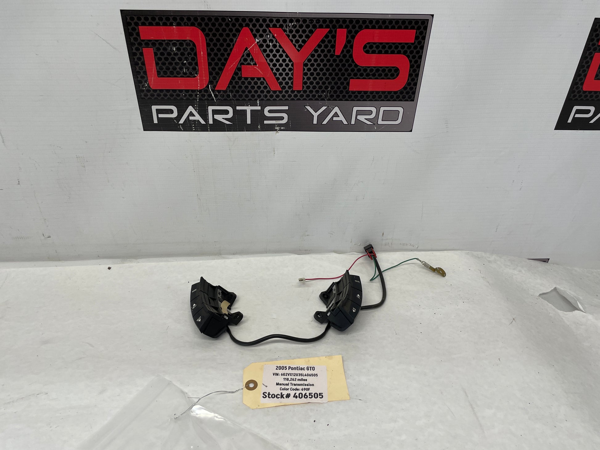 2005 Pontiac GTO Steering Wheel Radio Control Buttons Switches OEM - Day's Parts Yard