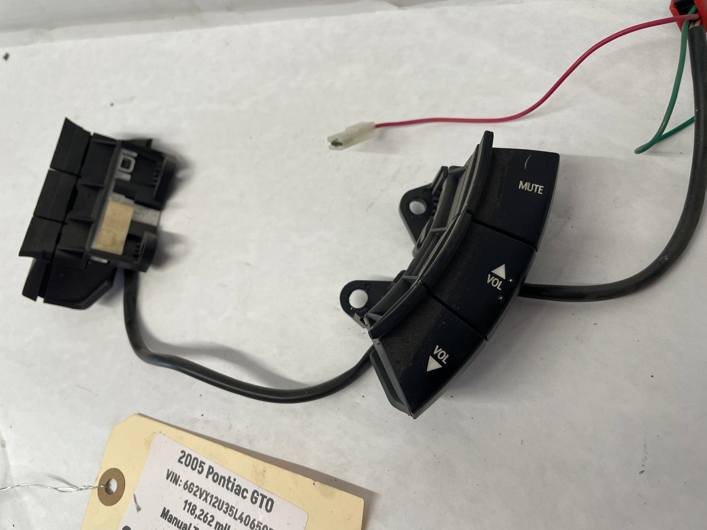 2005 Pontiac GTO Steering Wheel Radio Control Buttons Switches OEM - Day's Parts Yard
