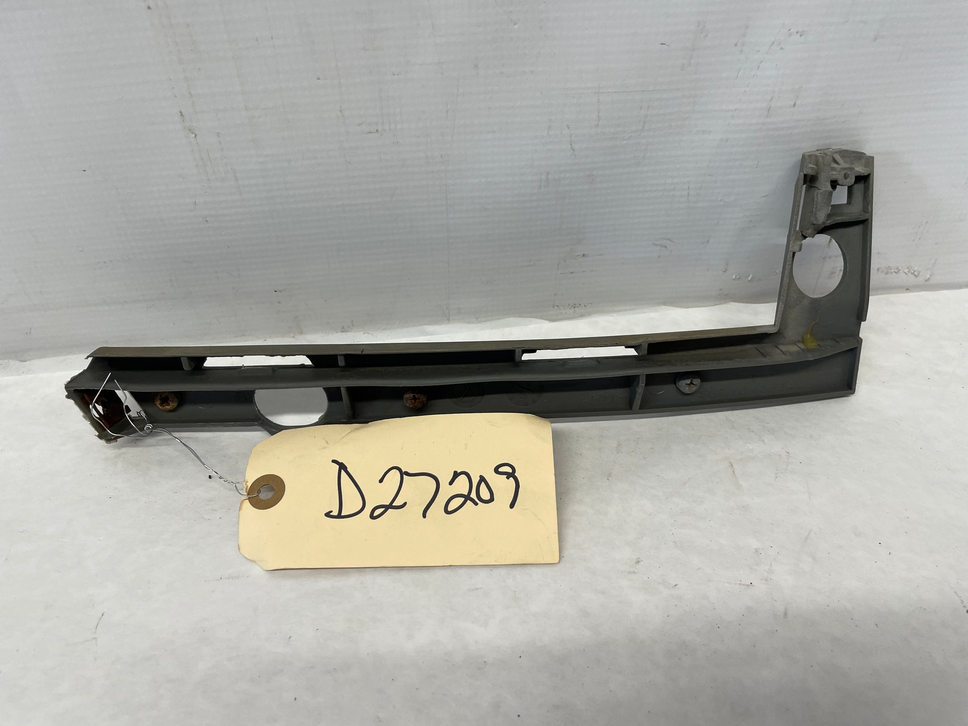 2005 Pontiac GTO RH Passenger Front Bumper Fender Brackets Guide OEM - Day's Parts Yard