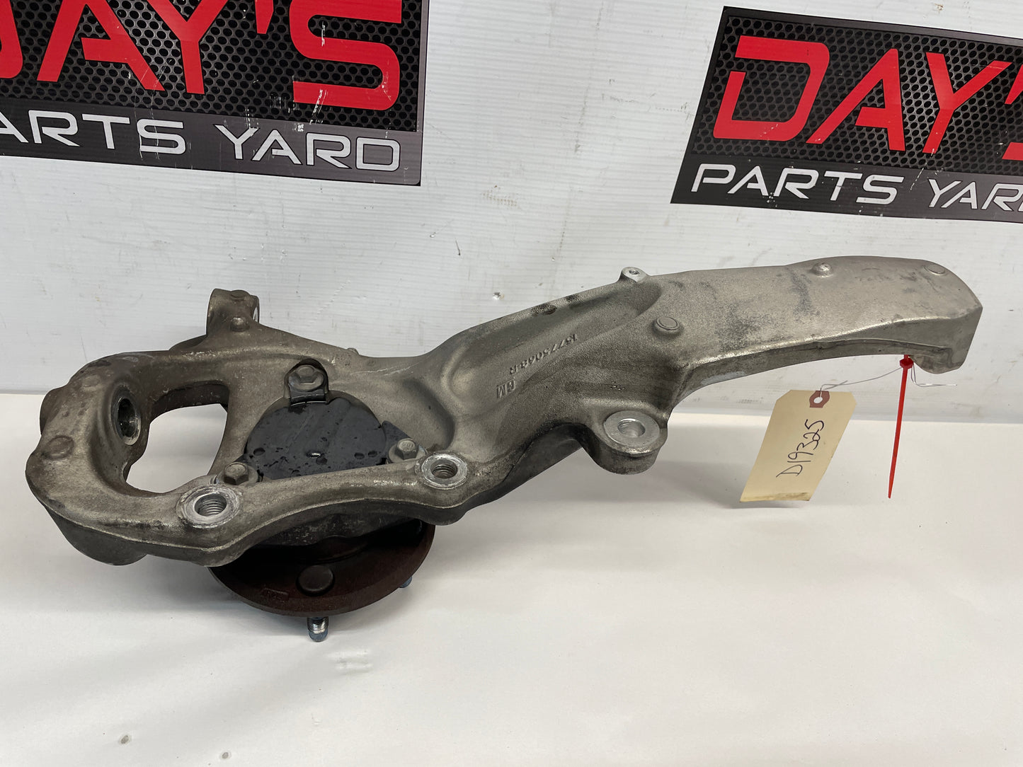 2014 Cadillac CTS-V Coupe RH Passenger Front Spindle Knuckle Hub Assembly OEM