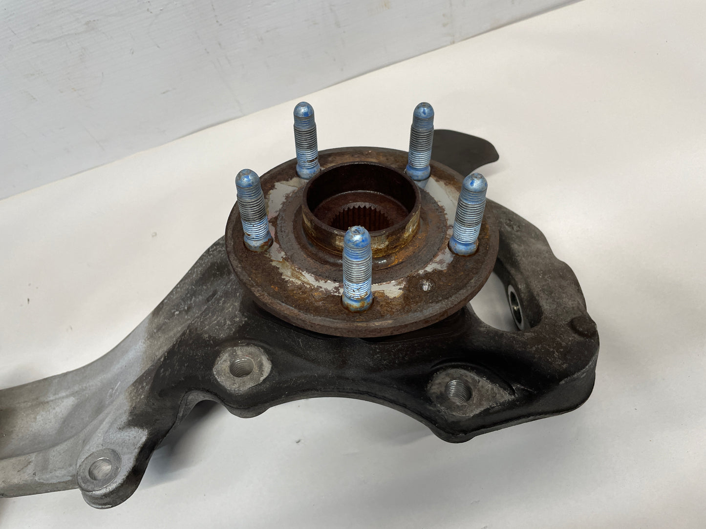 2014 Cadillac CTS-V Coupe RH Passenger Front Spindle Knuckle Hub Assembly OEM
