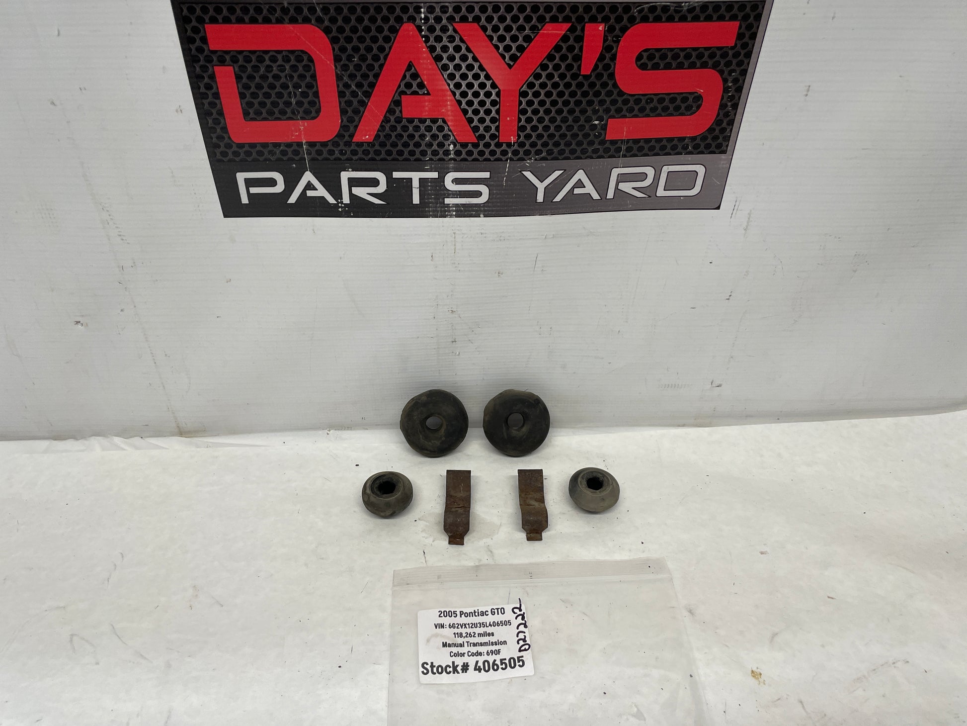 2005 Pontiac GT Radiator Rubber Bushings w/ Clips OEM - Day's Parts Yard