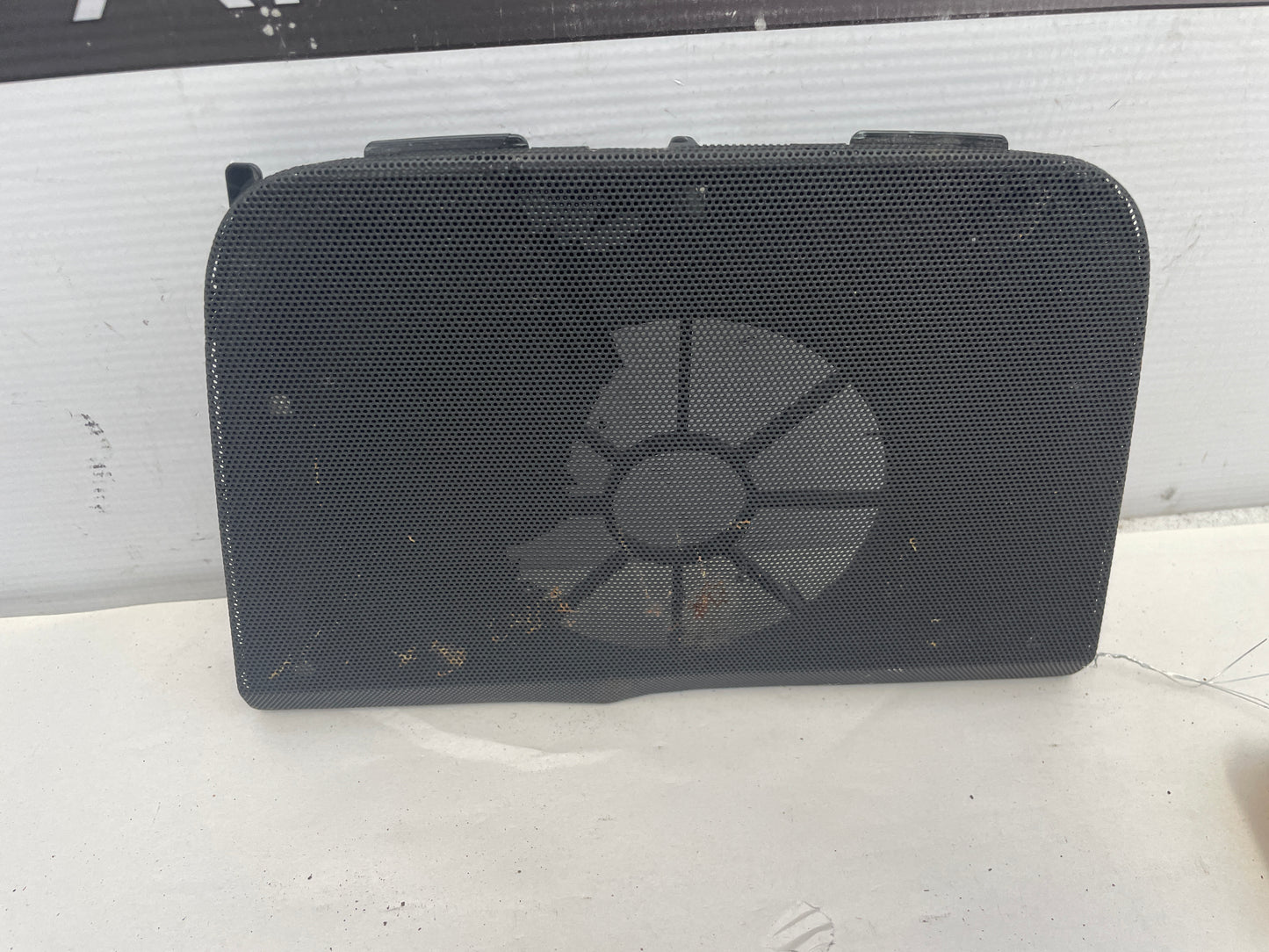2009 Pontiac G8 Center Dash Speaker Cover Grille OEM - Day's Parts Yard