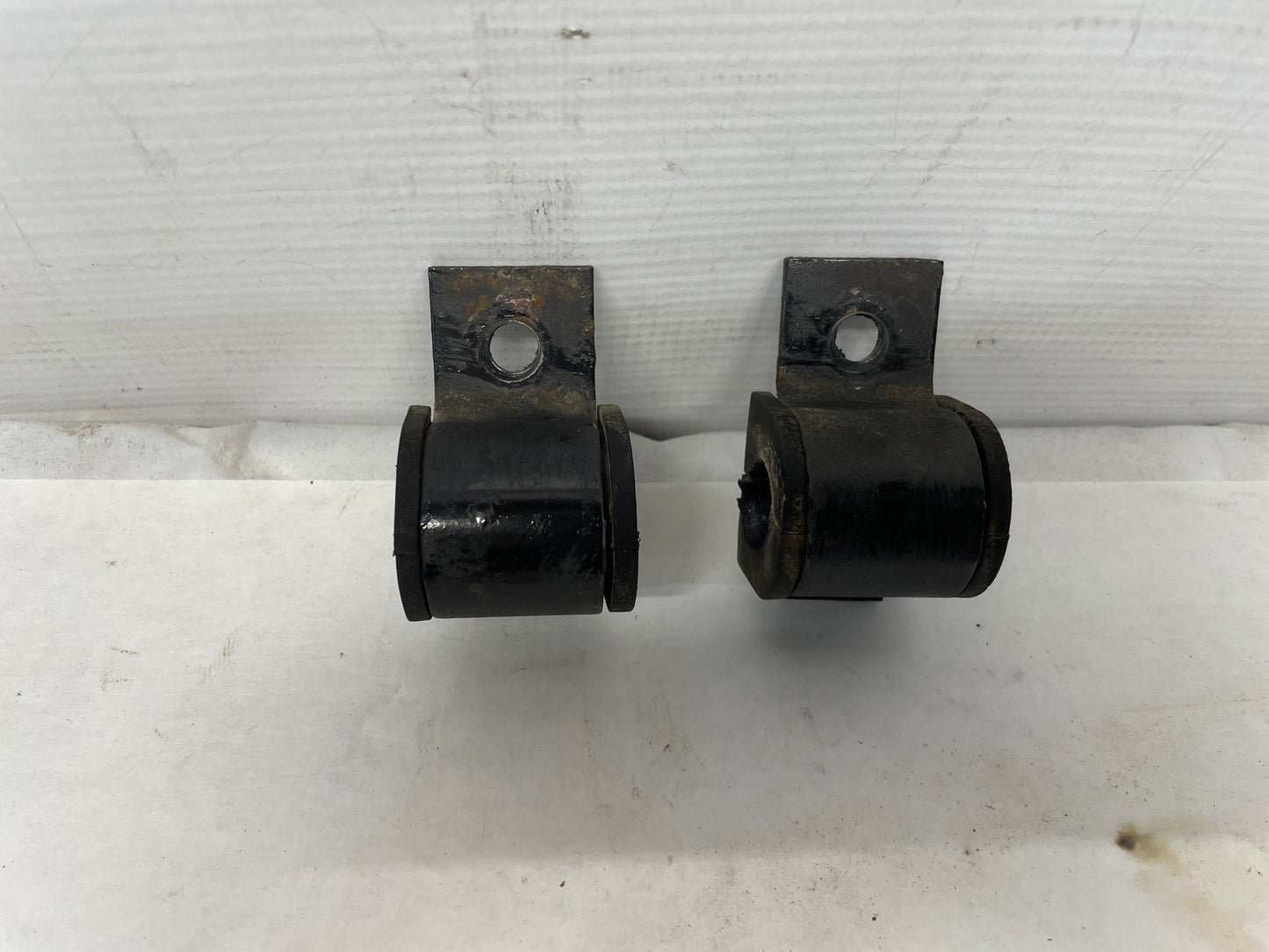 2005 Pontiac GTO Rear Suspension Sway Bar Brackets Clamps OEM