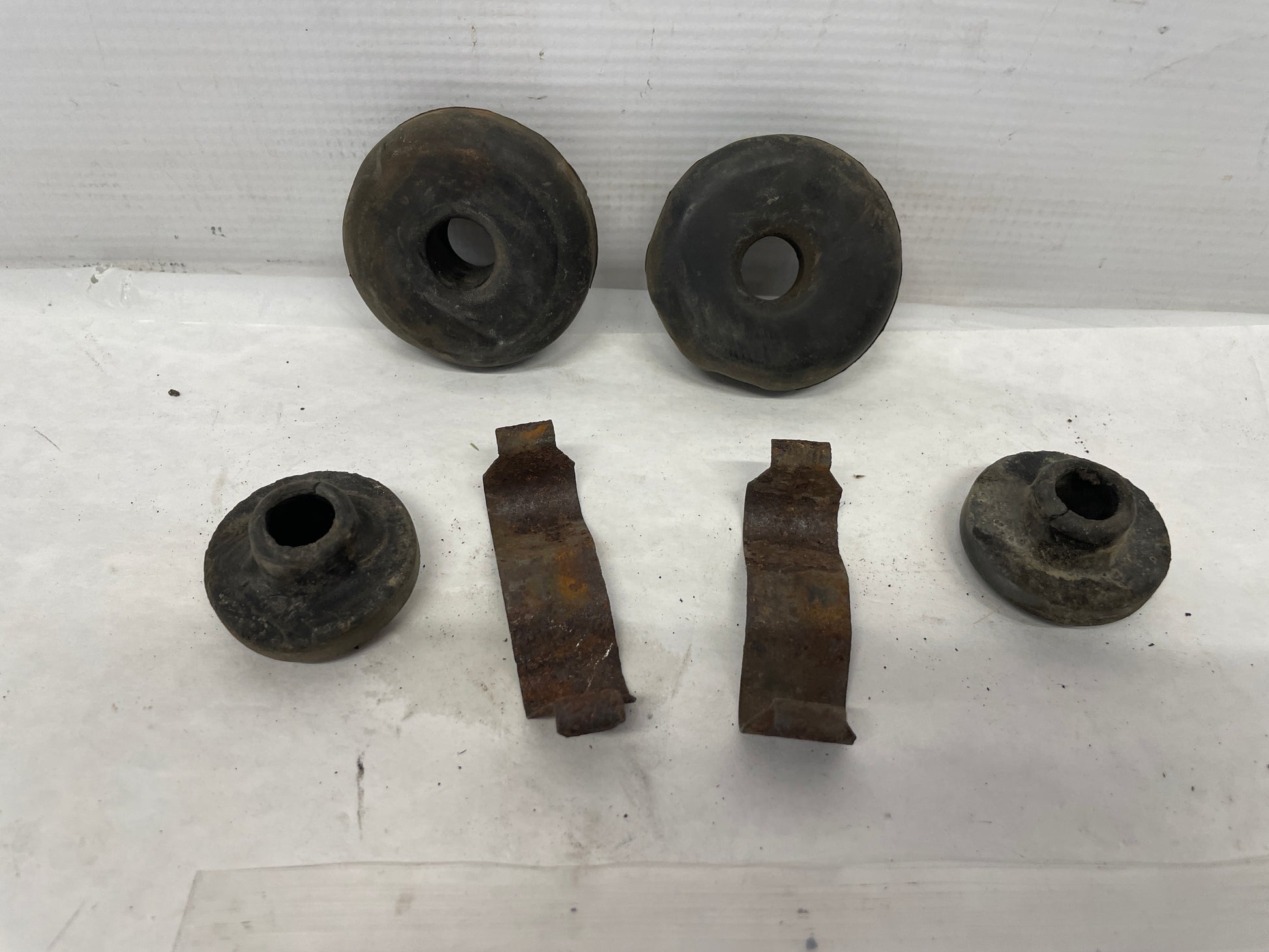 2005 Pontiac GT Radiator Rubber Bushings w/ Clips OEM - Day's Parts Yard