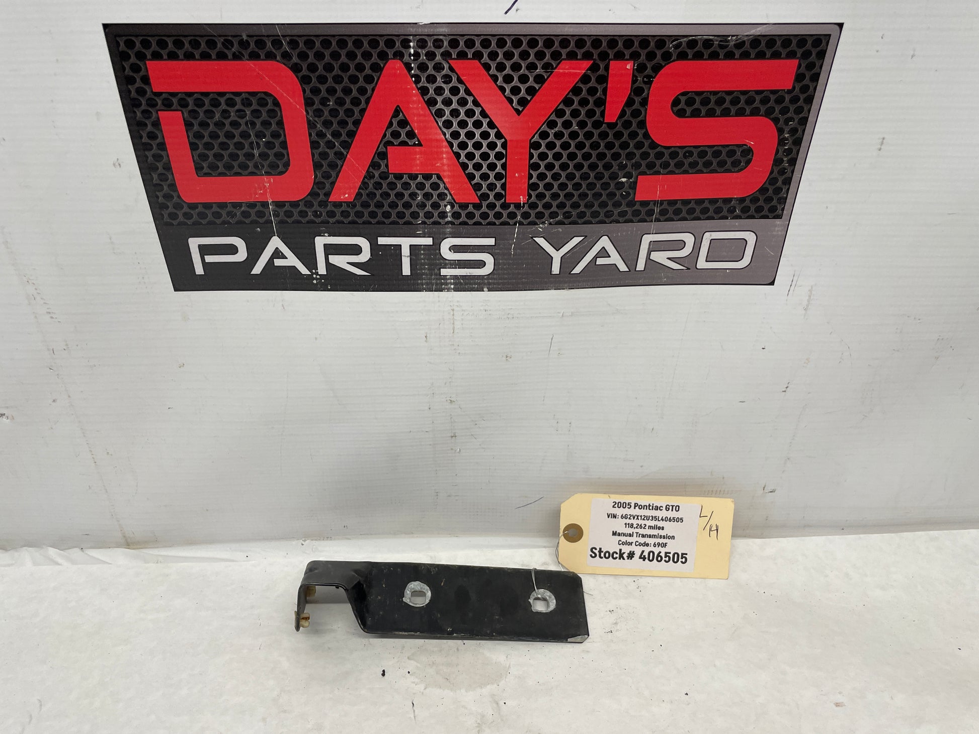2005 Pontiac GTO LH Driver Fender Side Skirt Rocker Molding Support Bracket OEM - Day's Parts Yard