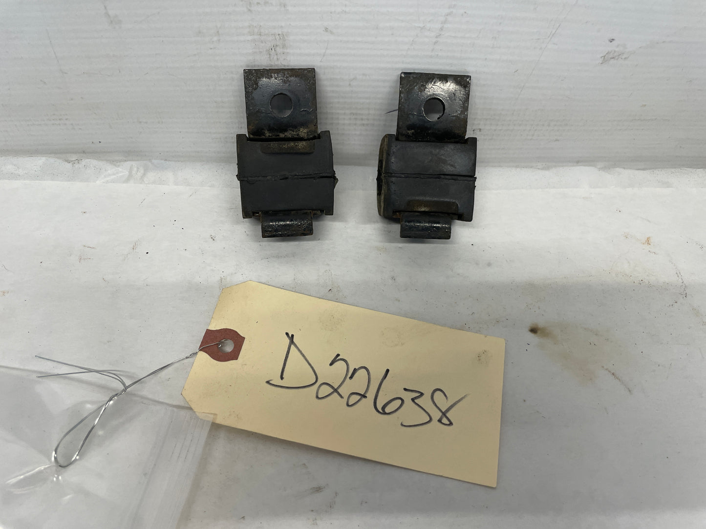 2005 Pontiac GTO Rear Suspension Sway Bar Brackets Clamps OEM