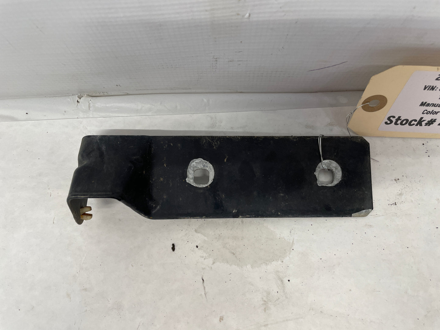 2005 Pontiac GTO LH Driver Fender Side Skirt Rocker Molding Support Bracket OEM - Day's Parts Yard