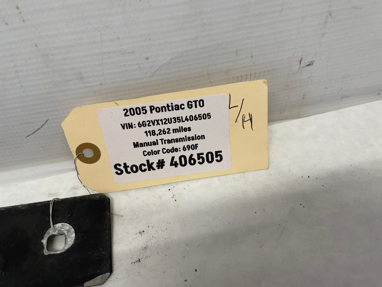 2005 Pontiac GTO LH Driver Fender Side Skirt Rocker Molding Support Bracket OEM - Day's Parts Yard