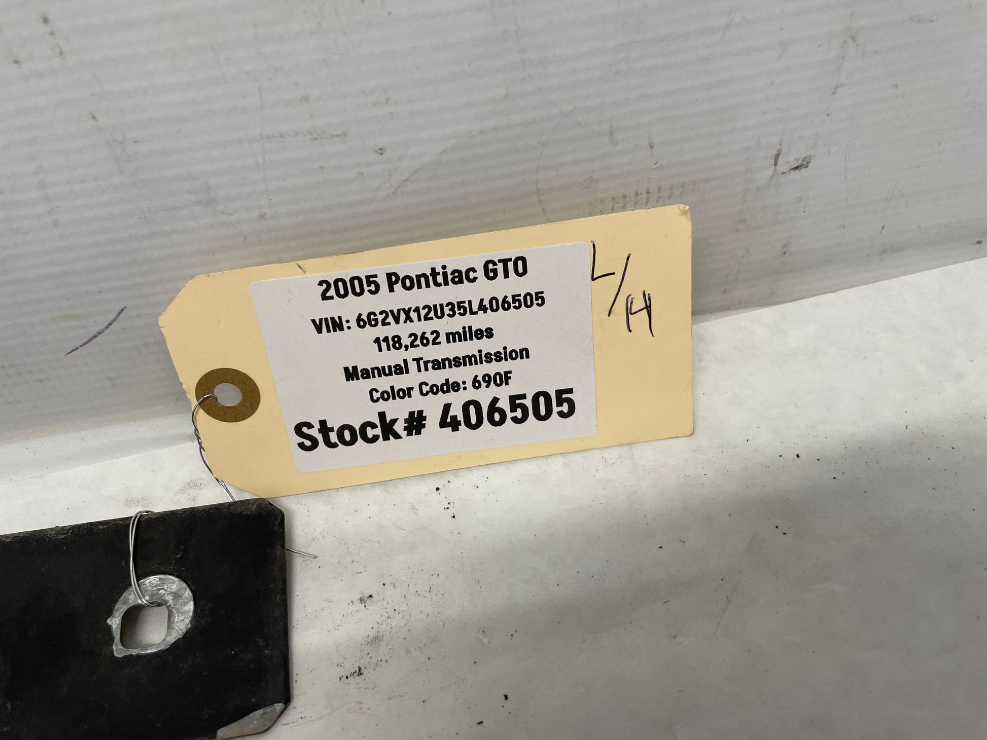 2005 Pontiac GTO LH Driver Fender Side Skirt Rocker Molding Support Bracket OEM - Day's Parts Yard