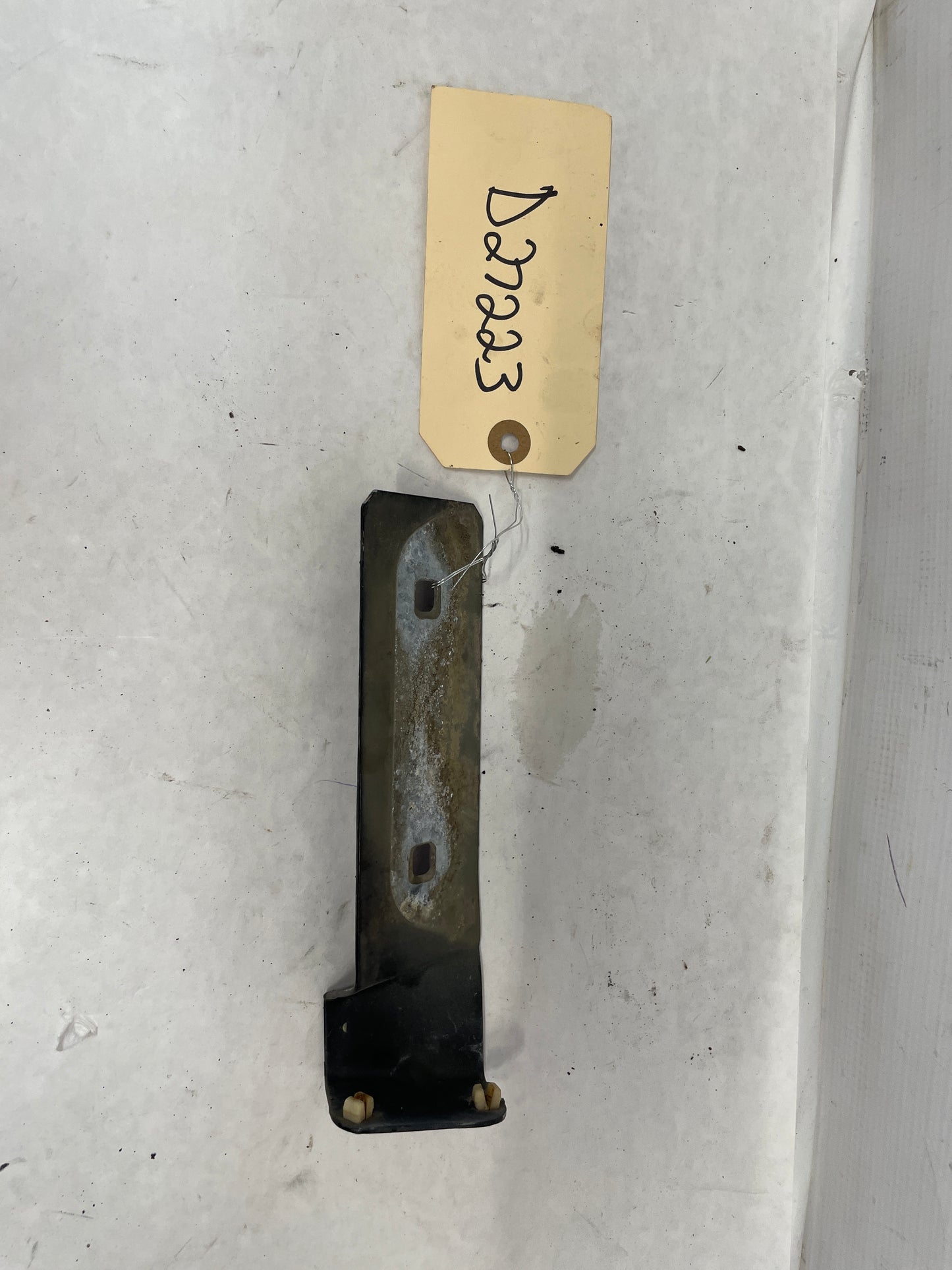 2005 Pontiac GTO LH Driver Fender Side Skirt Rocker Molding Support Bracket OEM - Day's Parts Yard