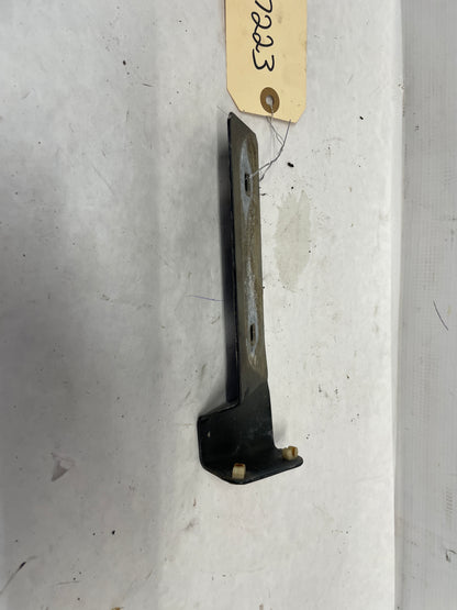 2005 Pontiac GTO LH Driver Fender Side Skirt Rocker Molding Support Bracket OEM - Day's Parts Yard