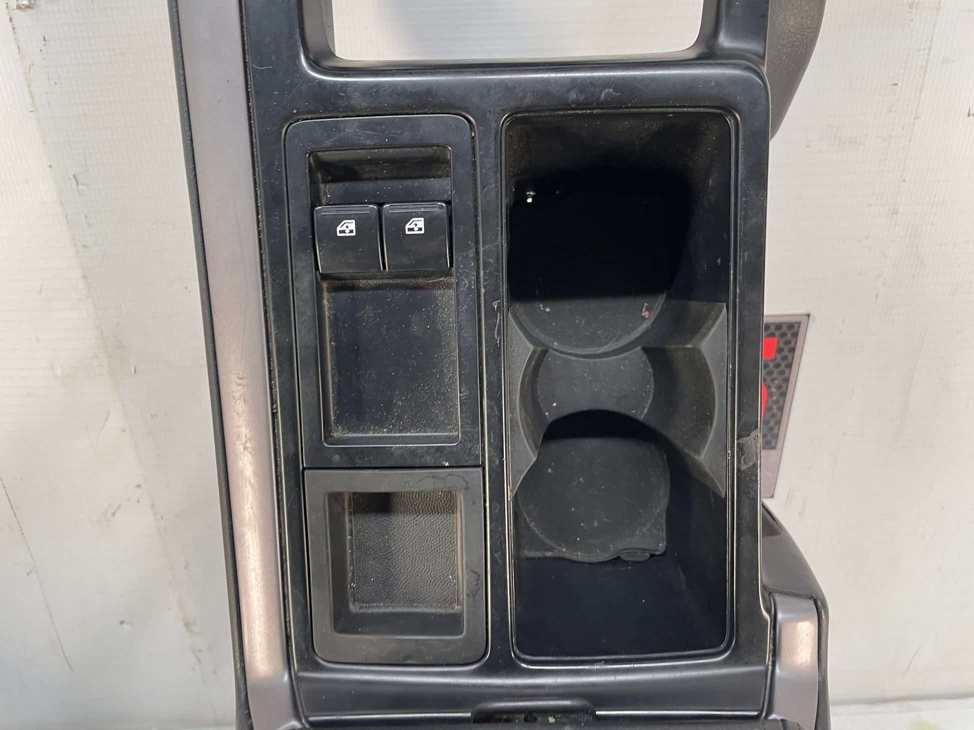 2005 Pontiac GTO Center Console OEM - Day's Parts Yard