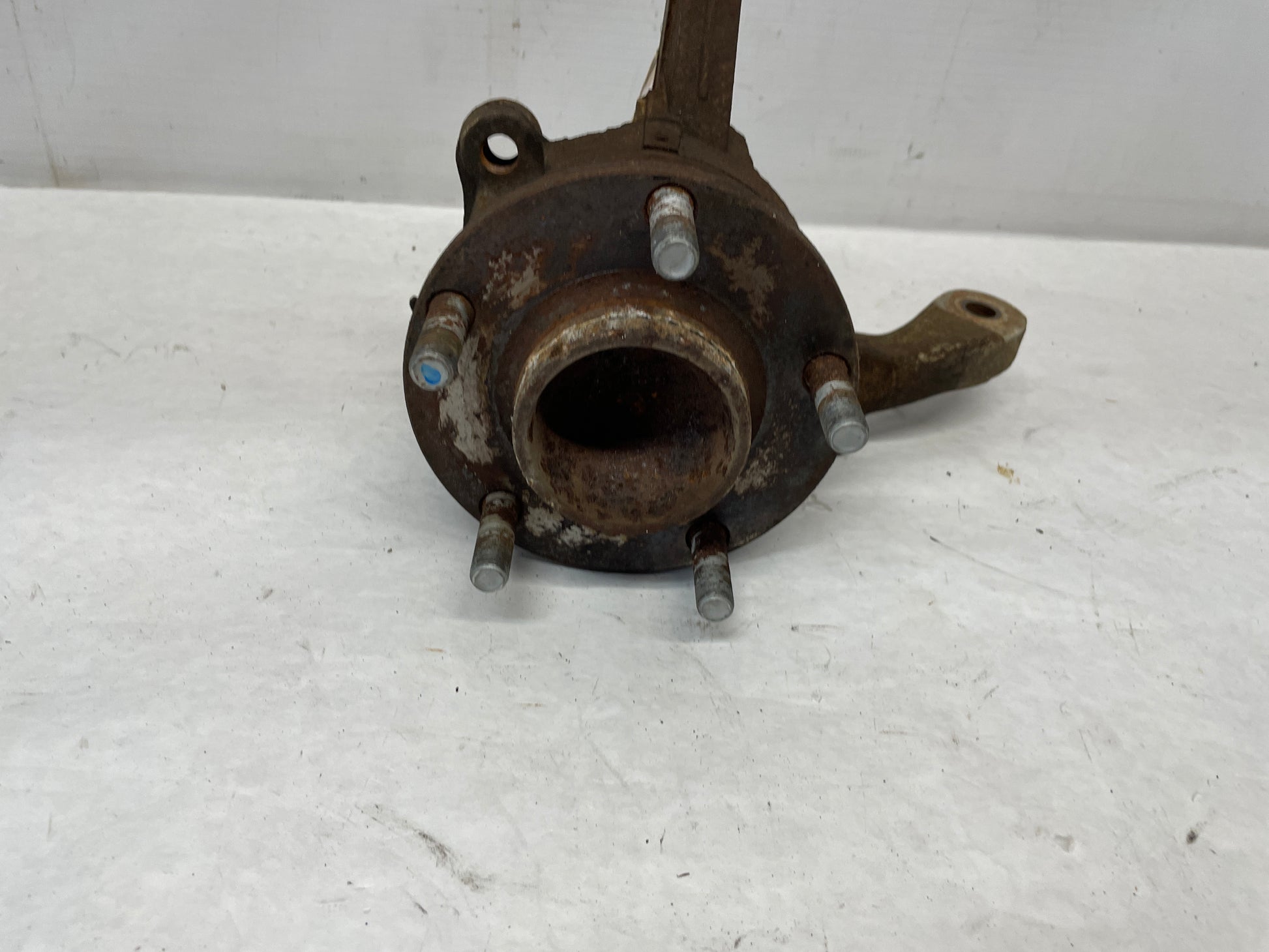 2005 Pontiac GTO LH Driver Front Suspension Spindle Hub Knuckle Assembly OEM - Day's Parts Yard