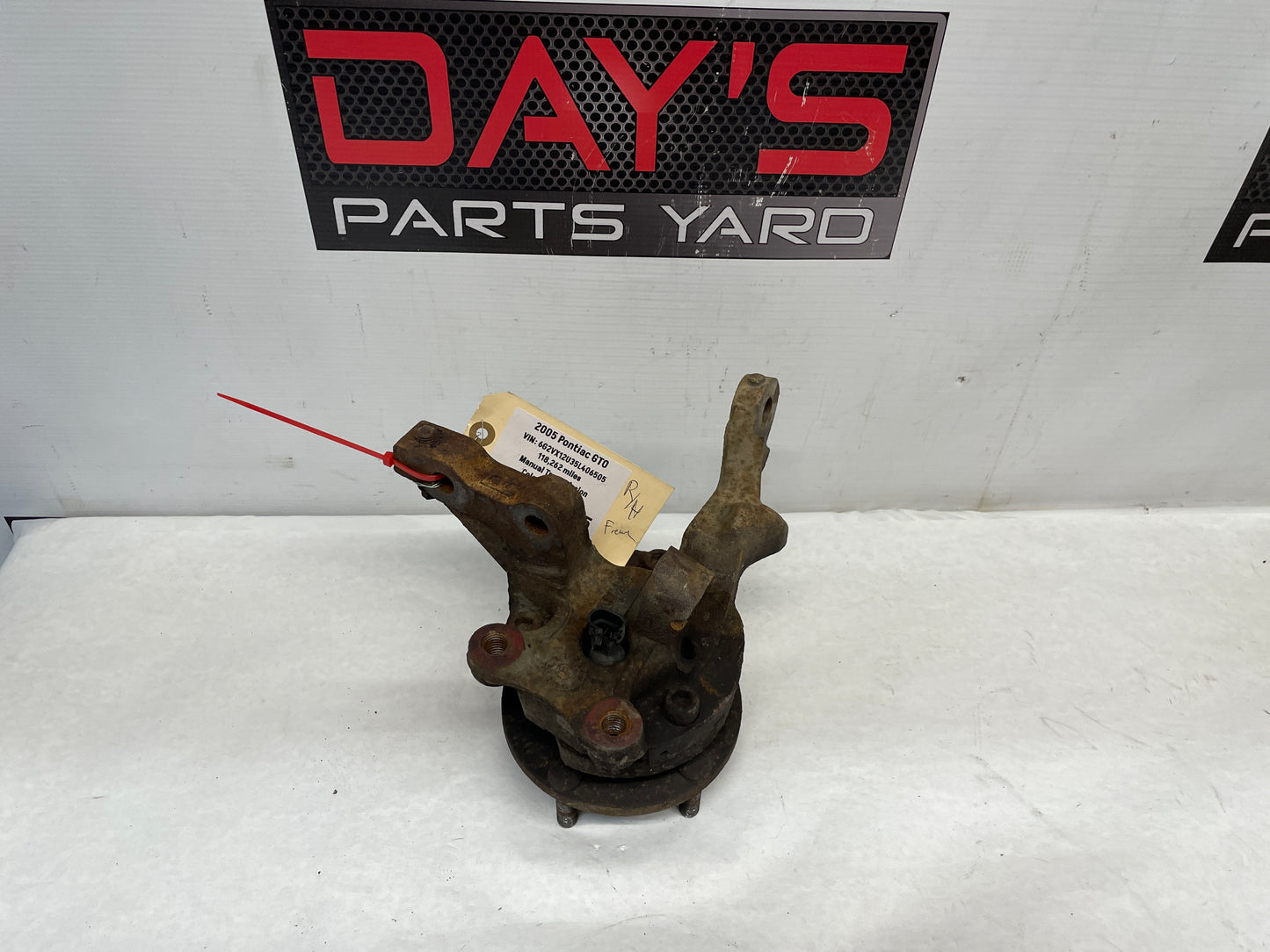 2005 Pontiac GTO RH Passenger Front Suspension Spindle Hub Knuckle Assembly OEM - Day's Parts Yard