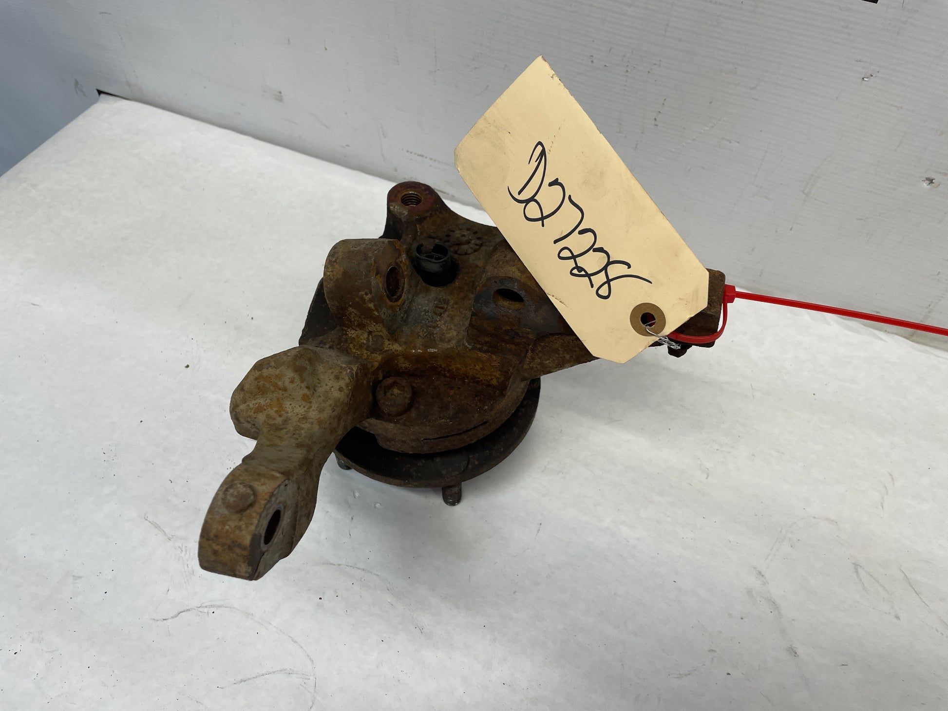 2005 Pontiac GTO RH Passenger Front Suspension Spindle Hub Knuckle Assembly OEM - Day's Parts Yard