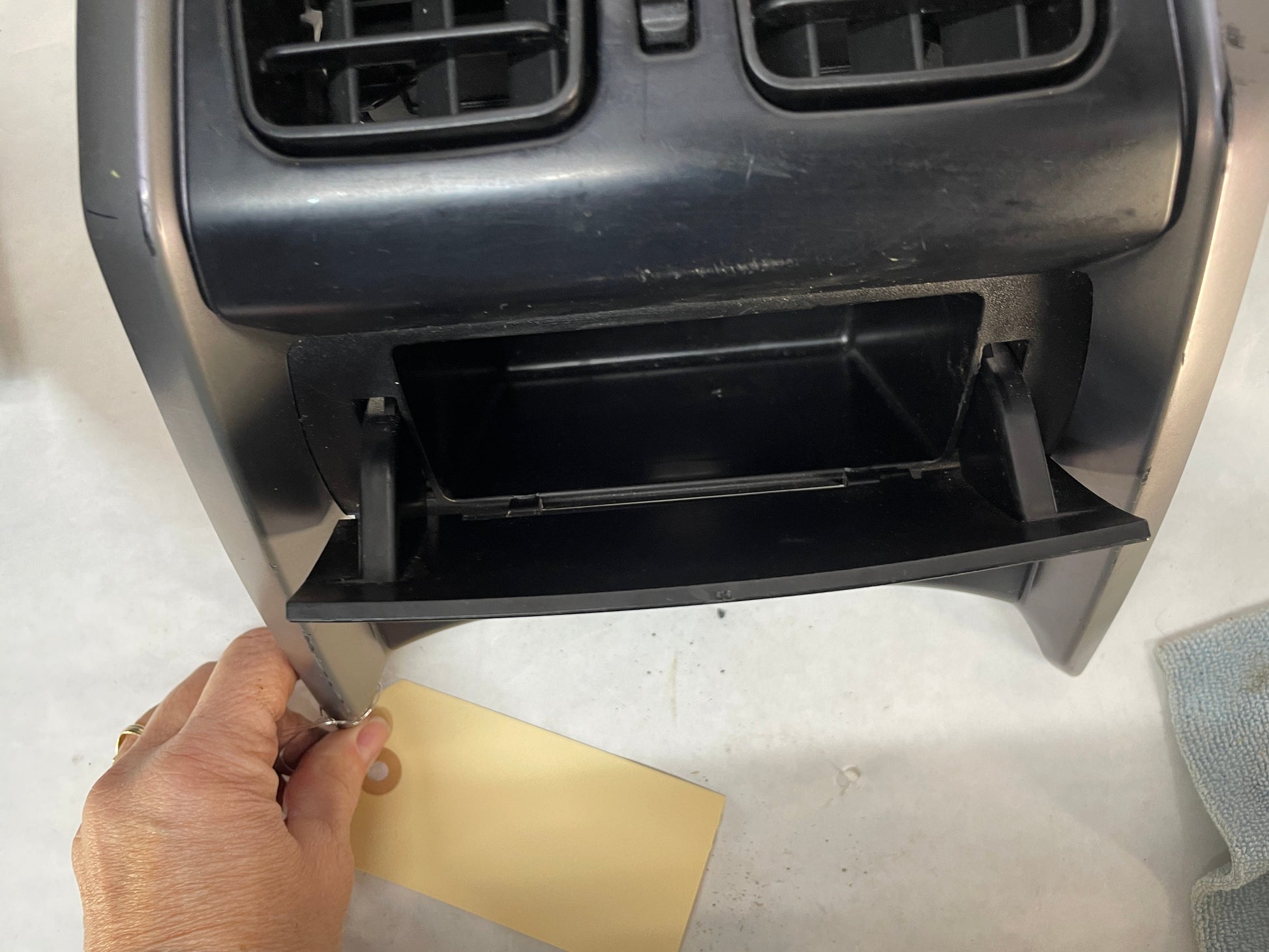 2005 Pontiac GTO Center Console OEM - Day's Parts Yard