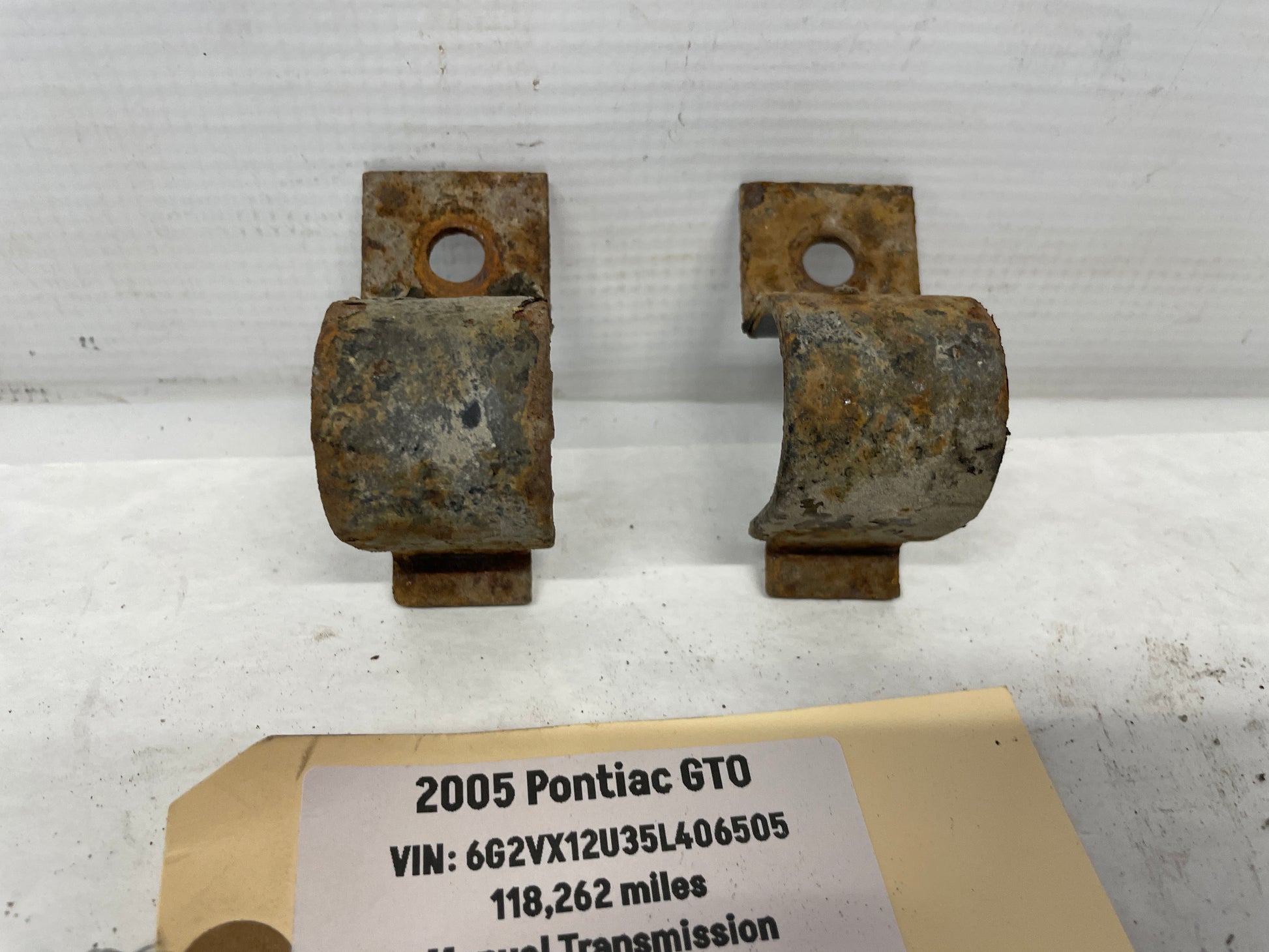 2006 Pontiac GTO Rear Suspension Stabilizer Sway Bar Brackets OEM - Day's Parts Yard