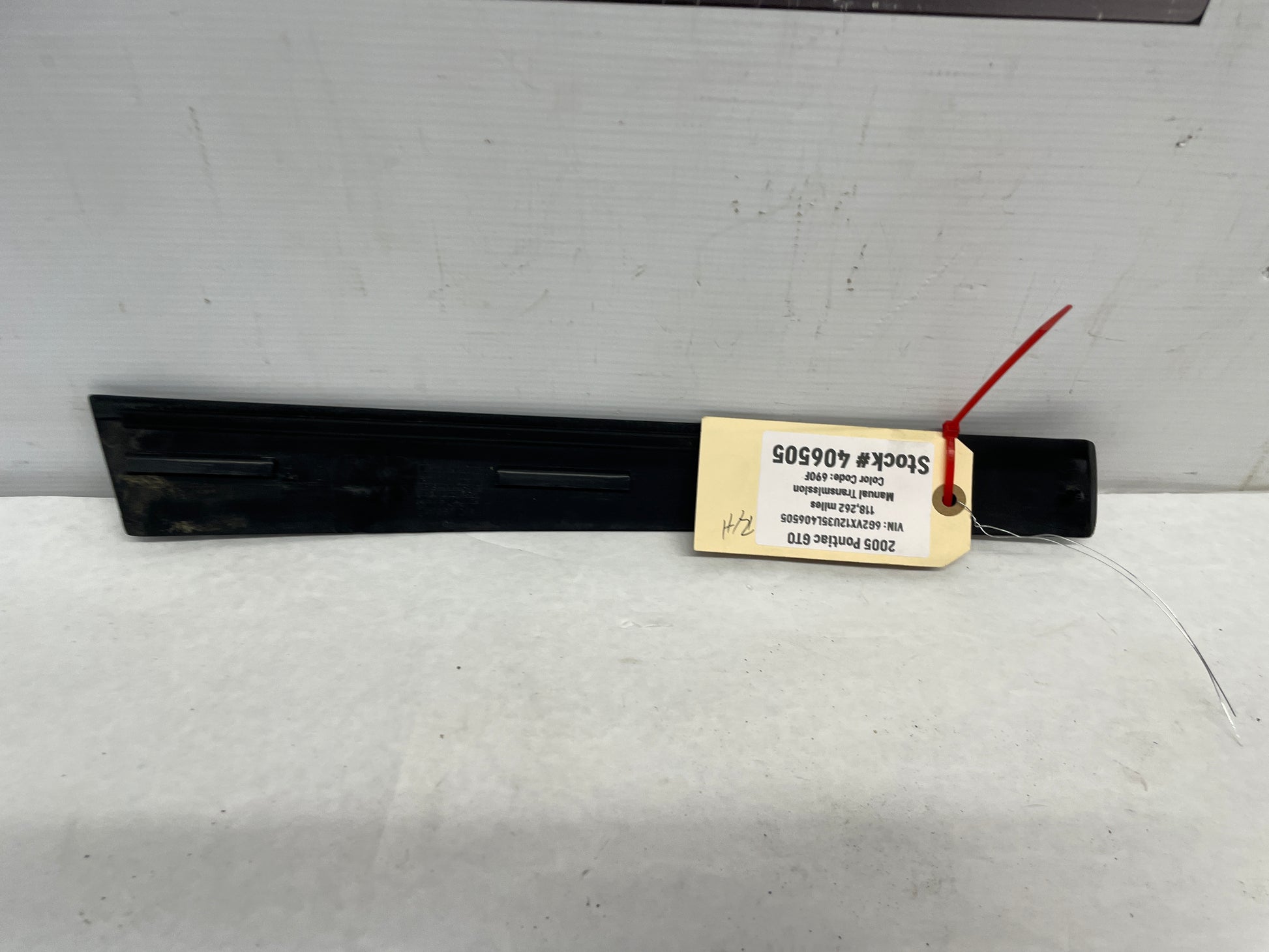 2005 Pontiac GTO RH Passenger Exterior B Pillar Window Trim Cover Applique Molding OEM - Day's Parts Yard