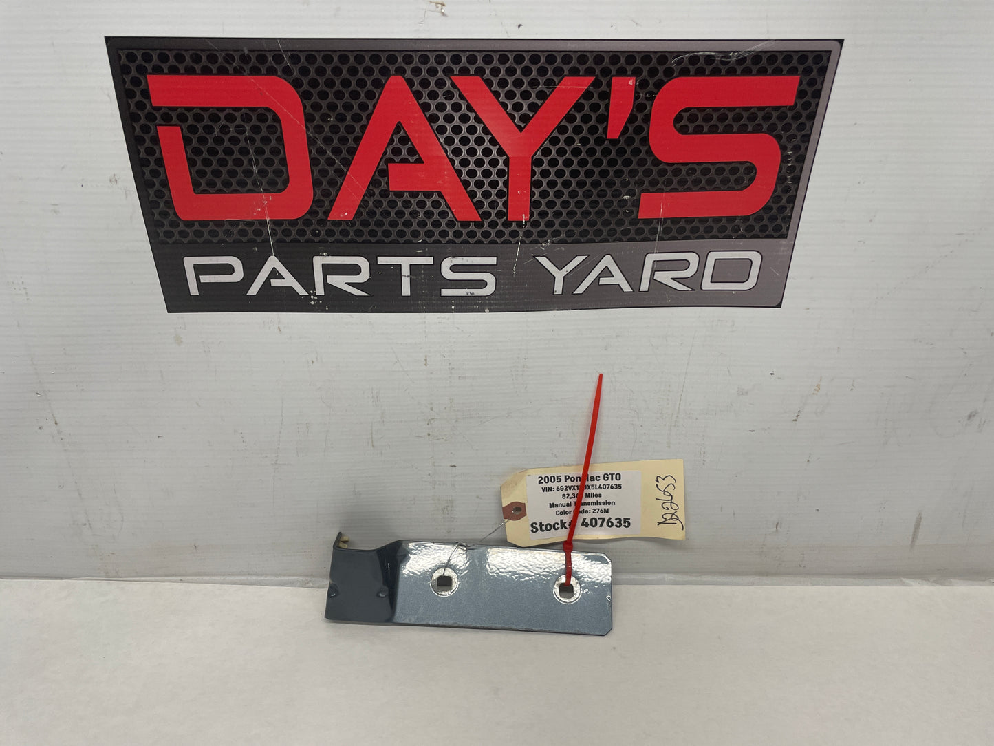 2005 Pontiac GTO RH Passenger Fender Side Skirt Rocker Molding Bracket OEM